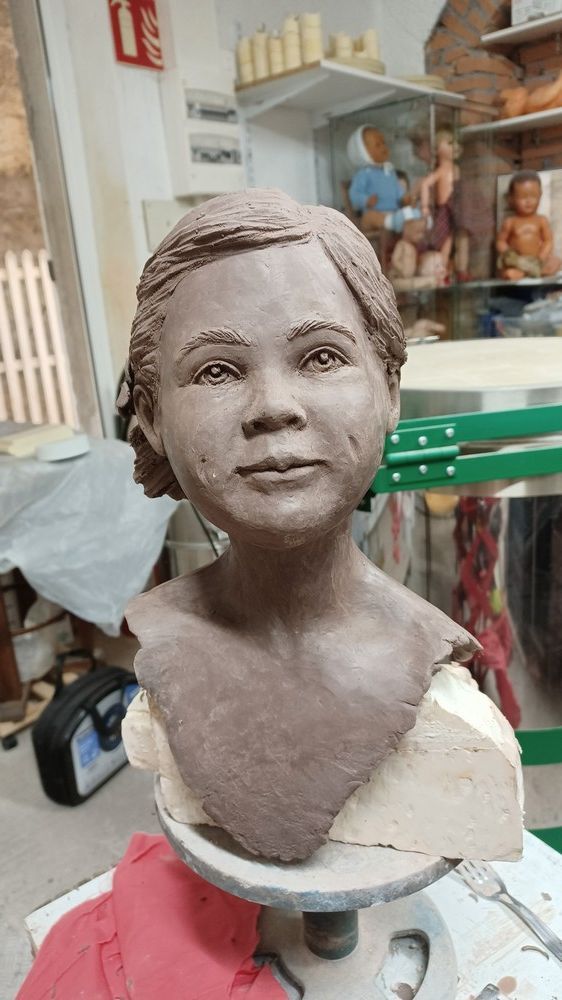 petite fille sculpture en cours