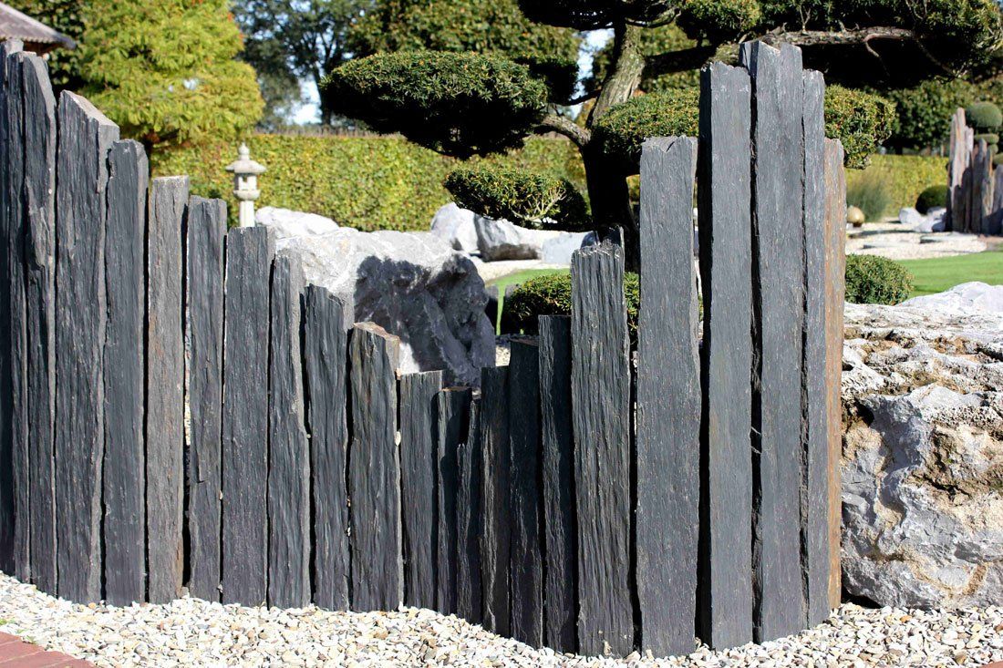 Dekorative Schiefer-Stelen – stilvoller Sichtschutz und Gestaltungselement im Gartenbau von Galabau Lange