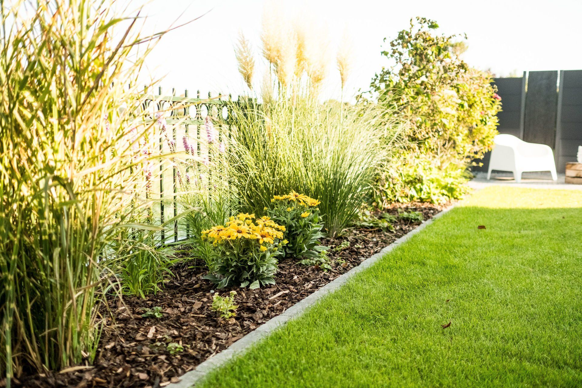 Moderner Garten mit Rasen, Beetstreifen und Schieferplatten – Gartenplanung und Pflege von Galabau Lange