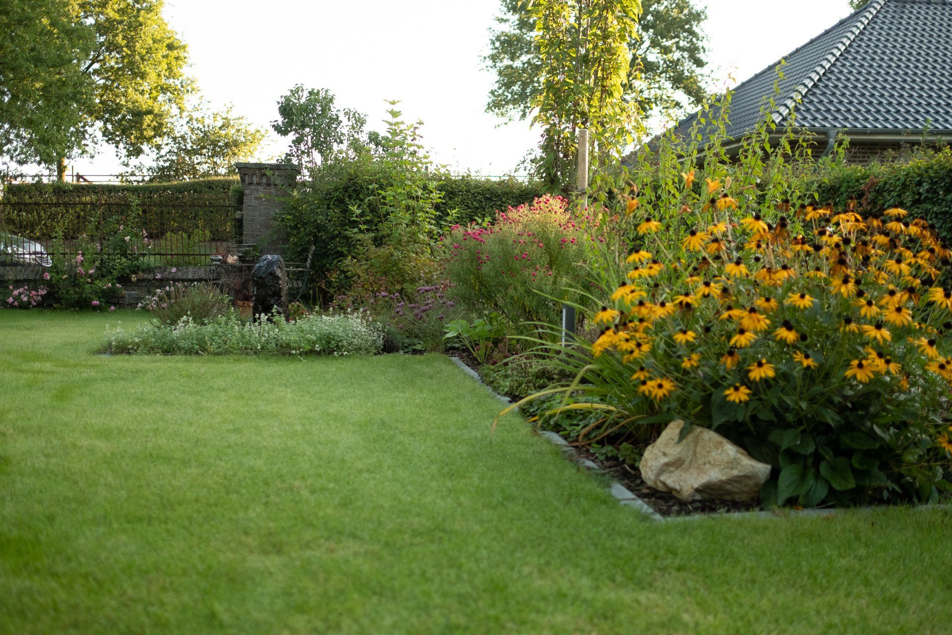 Farbenreiche Bepflanzung und gepflegter Rasen – Gartenpflege und Gestaltung von Galabau Lange