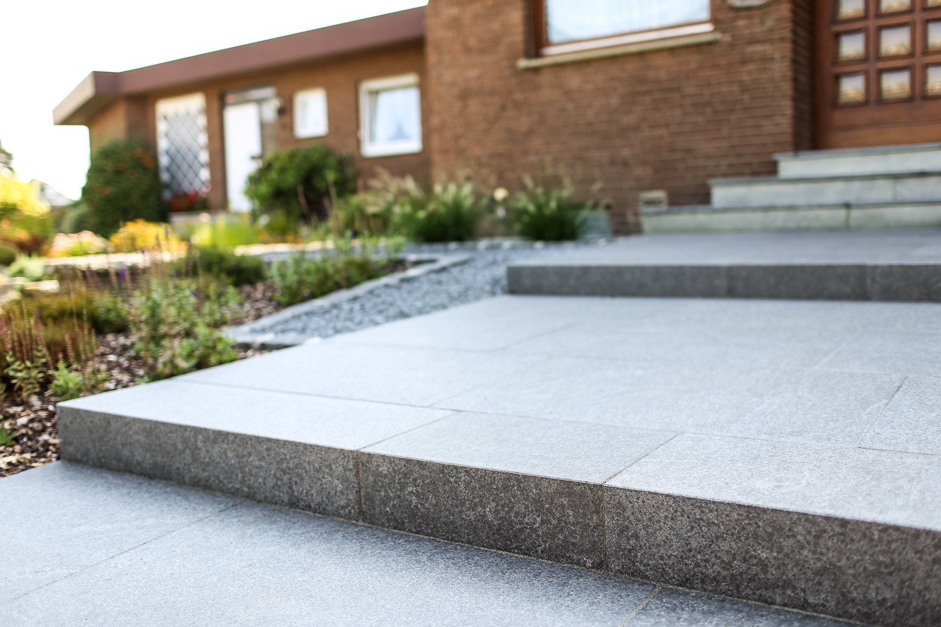 Gartentreppe im Vorgarten – Pflasterarbeiten und Eingangsbereichsgestaltung in Uedem vom Garten- und Landschaftsbauer