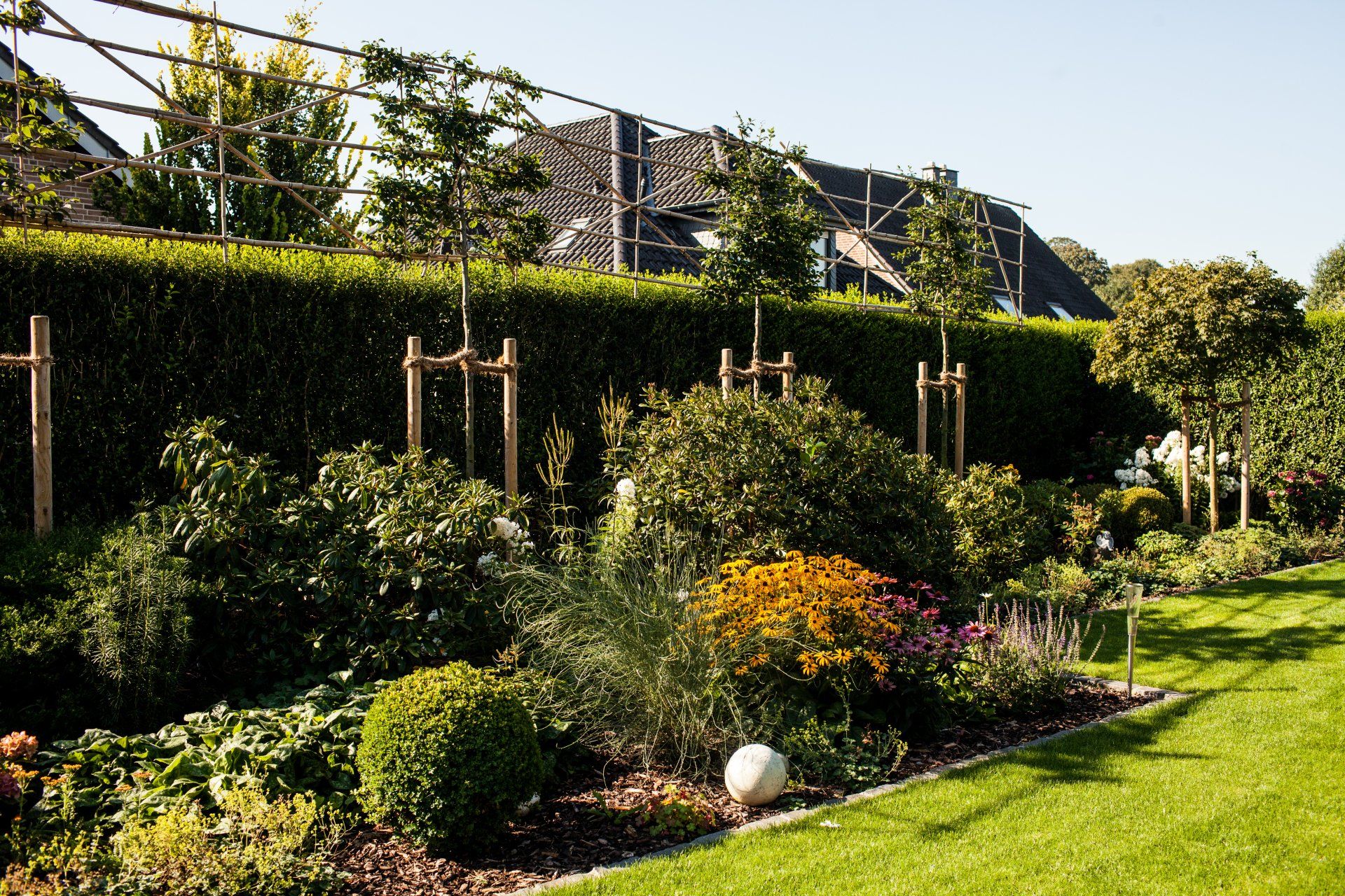 Gartenbeete mit Hochstämmen und saisonaler Bepflanzung vom Garten- und Landschaftsbau-Unternehmen Uedem