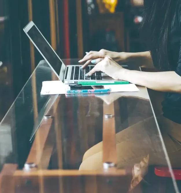 Texte, Bilder und Content von Fakten + Köpfe Person schreibt am Laptop