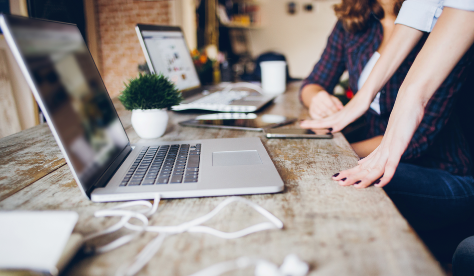 Texte, Bilder und Content von Fakten + Köpfe Redaktionsbüro. Journalistin schreibt Text auf Laptop