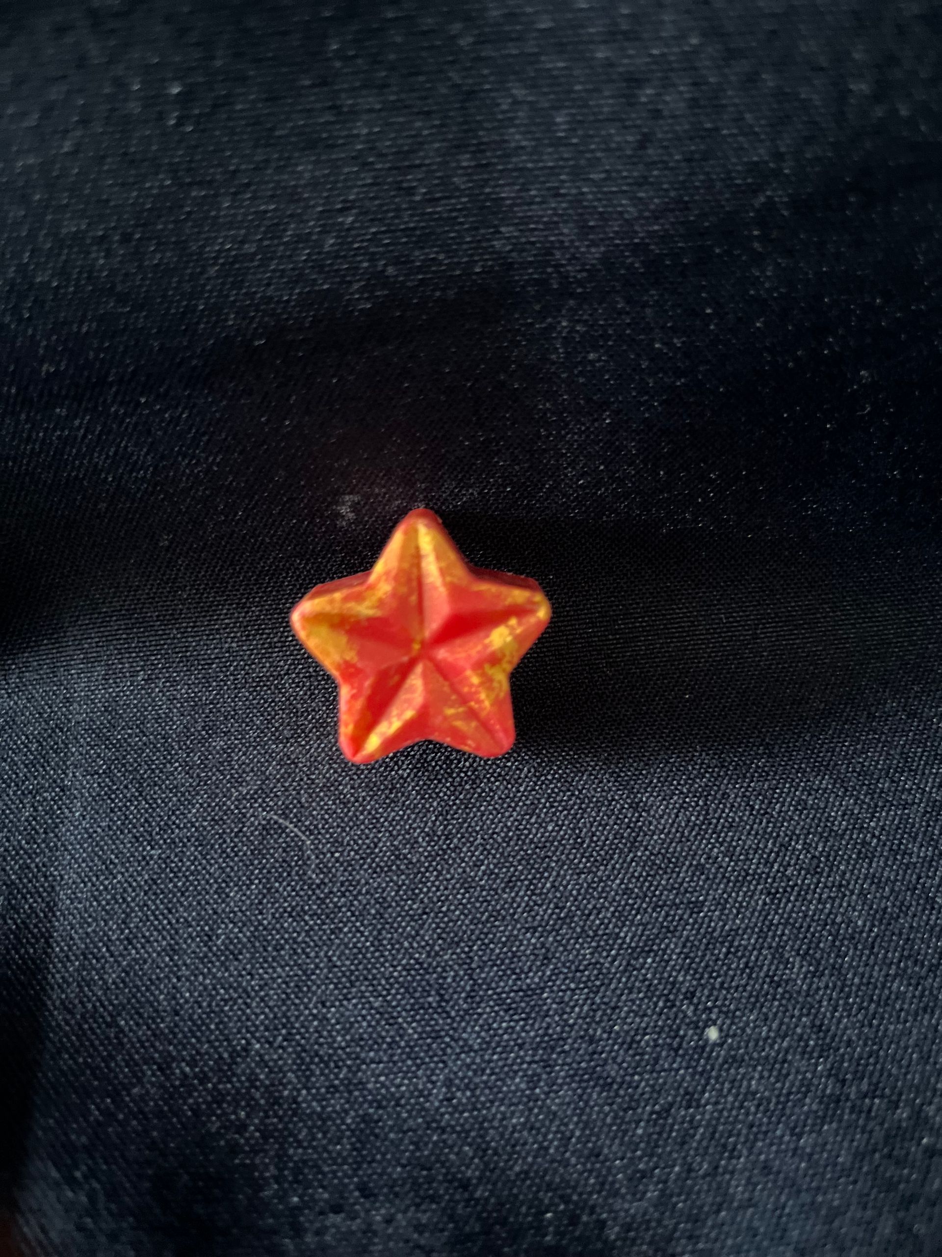 Imaginez un fondant enveloppé d'une aura envoûtante de musc blanc. Sa fragrance délicate et captivante évoque des notes douces et poudrées, rappelant la pureté et la subtilité du musc blanc. Des nuances florales délicates se mêlent harmonieusement, créant une expérience olfactive élégante et apaisante. Ce fondant transporte vos sens dans un monde de calme et de sophistication, laissant derrière lui une empreinte sensorielle irrésistible.