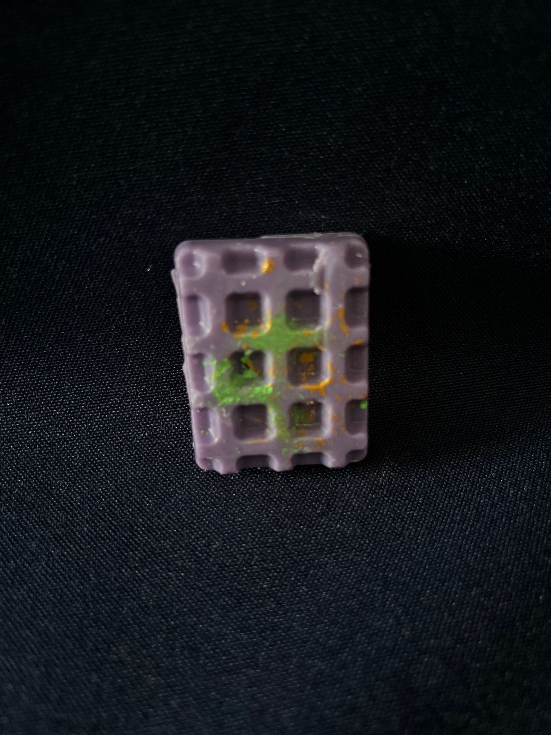 Cocktail Japonais Imaginez un fondant exquis qui évoque les délices d'un cocktail japonais raffiné. Sa fragrance envoûtante mêle harmonieusement des notes florales délicates du saké et de la liqueur de cerise, avec une touche subtile d'agrumes vifs rappelant le yuzu. Des nuances herbacées s'entrelacent avec élégance, évoquant les herbes fraîches telles que le shiso ou le thé vert, créant ainsi une expérience olfactive exquise et exotique.