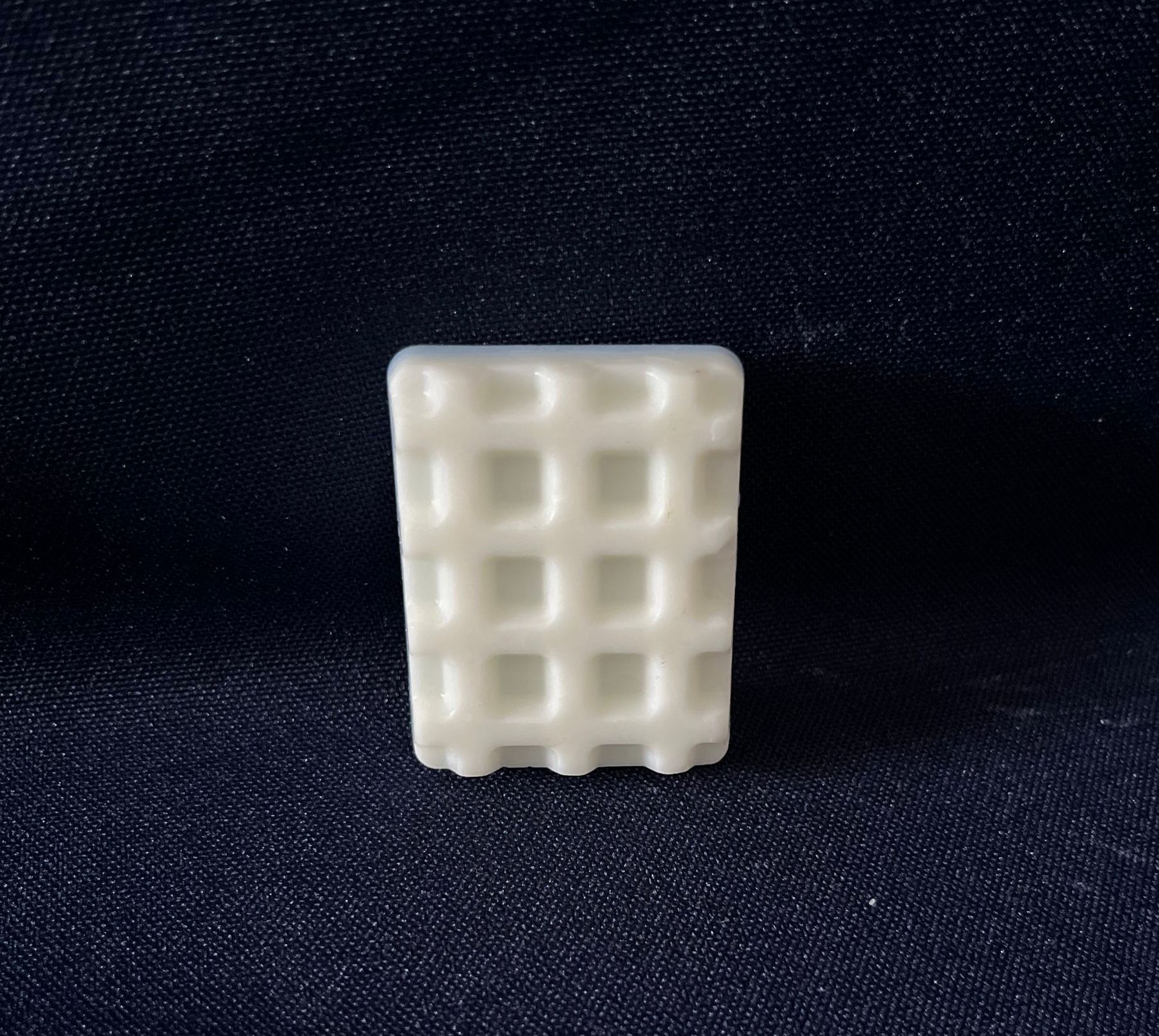 Imaginez un fondant qui capture l'esprit vivifiant et revigorant du grand air. Sa fragrance fraîche et dynamique évoque des notes vives d'agrumes pétillants, rappelant la sensation de la brise fraîche sur votre visage. Des accents verts et herbacés dansent dans l'air, évoquant la fraîcheur des espaces ouverts et des paysages naturels. Ce fondant vous transporte instantanément dans un monde de vitalité et d'énergie, vous invitant à respirer profondément et à vous sentir vivant.