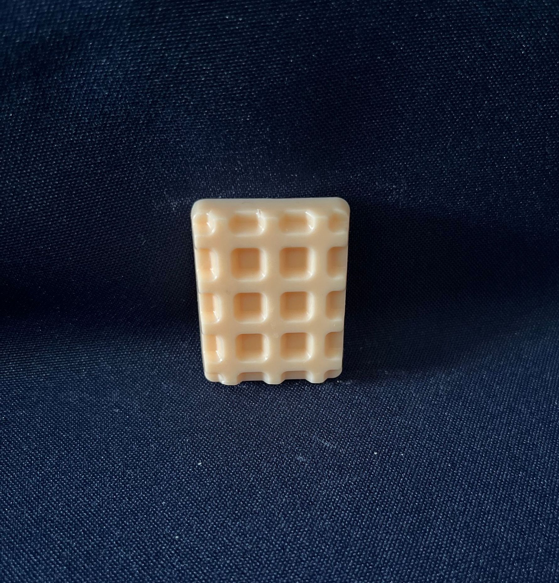 Cocktail Japonais Imaginez un fondant exquis qui évoque les délices d'un cocktail japonais raffiné. Sa fragrance envoûtante mêle harmonieusement des notes florales délicates du saké et de la liqueur de cerise, avec une touche subtile d'agrumes vifs rappelant le yuzu. Des nuances herbacées s'entrelacent avec élégance, évoquant les herbes fraîches telles que le shiso ou le thé vert, créant ainsi une expérience olfactive exquise et exotique.