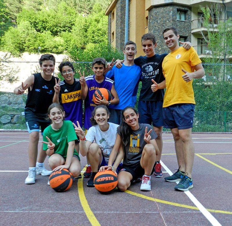 Campamento internacional de baloncesto con inglés