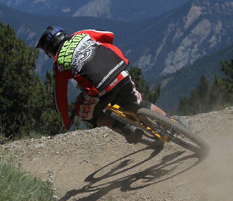 Campamento de bicicleta de descenso en los Pirineos