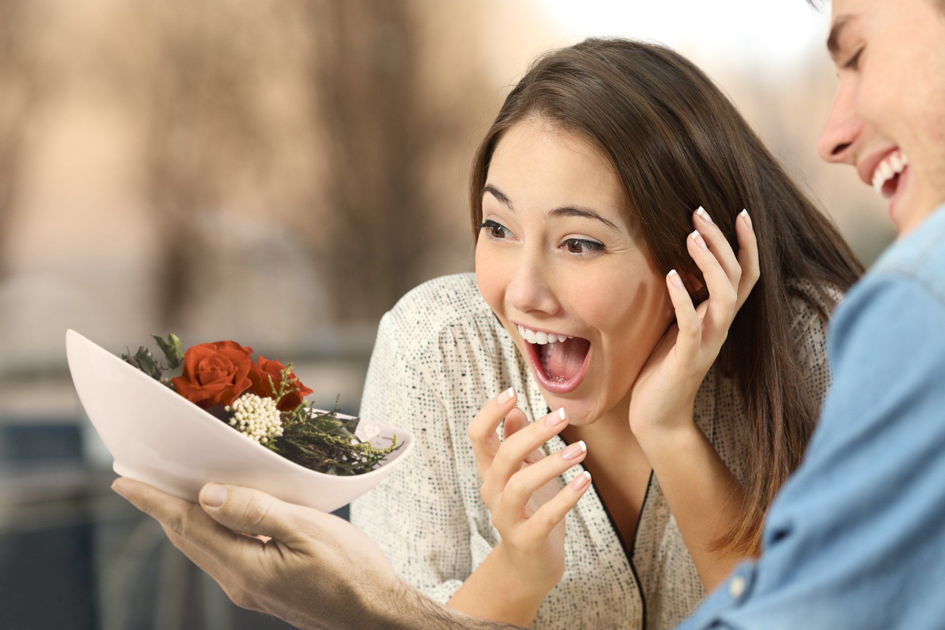 Rosen te Amo CTF-RMIPD-01 Rosen-te-amo DREI Premium haltbare Rosen in Lounge procelain Bowl Rote-Rosengestecke | konservierte-Blumen-Geschenke | blumen-für-jeden-Anlass