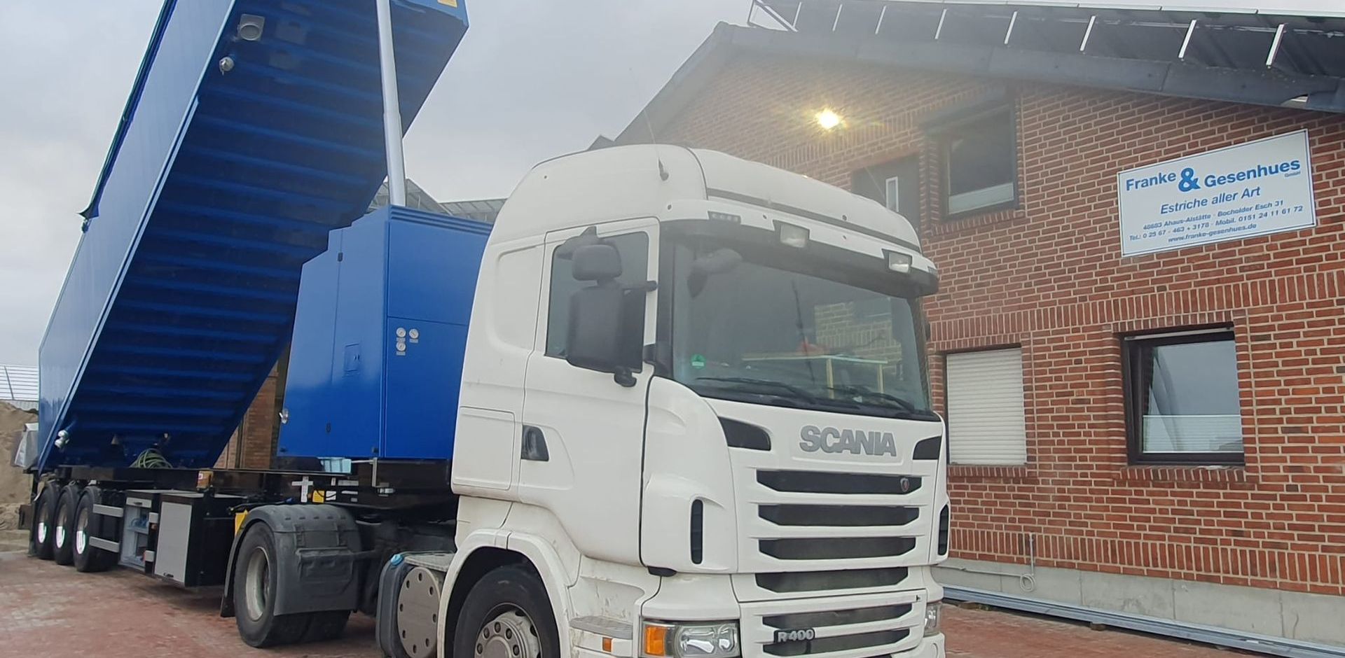 LKW vor Firmengebäude