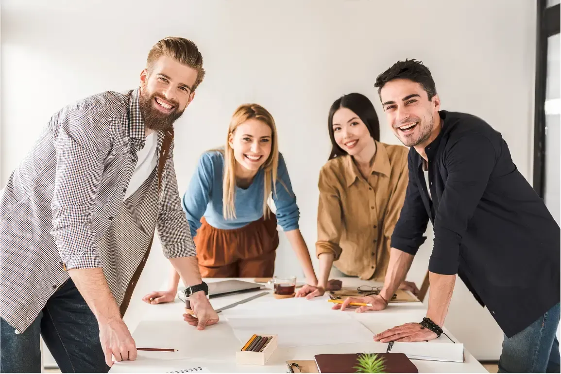 Team arbeitet gemeinsam an Aufgaben zur praktischen Umsetzung im Arbeitsalltag
