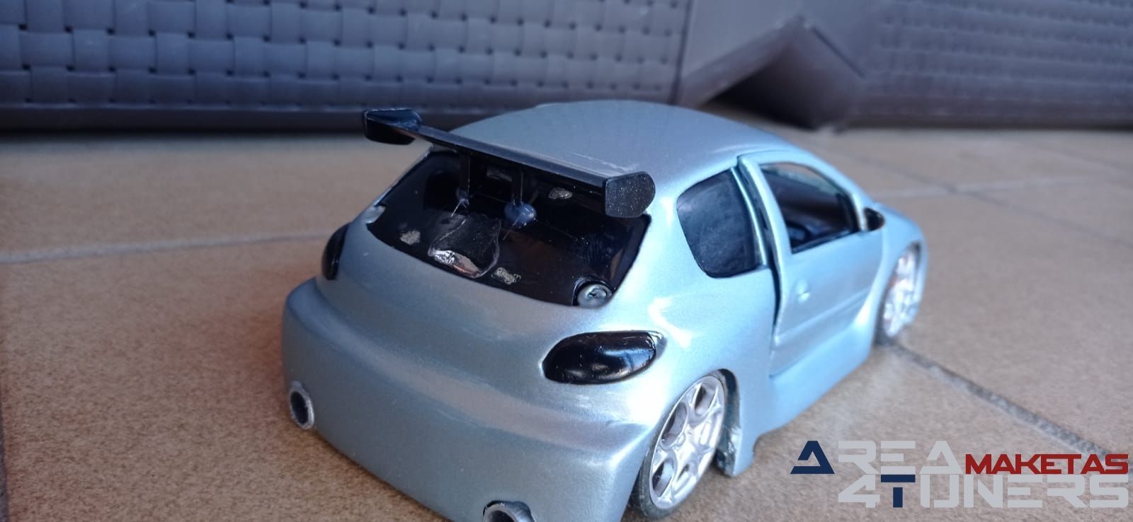 Reportaje maqueta coche Tuning Peugeot 206 Pompa Imagen perteneciente al reportaje de la revista Area4tuners.es sobre una maqueta de coche Tuning 1:18 Peugeot 206 Pompa