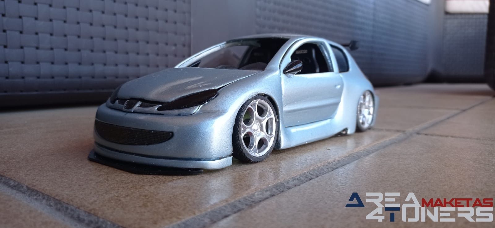 Reportaje maqueta coche Tuning Peugeot 206 Pompa Imagen perteneciente al reportaje de la revista Area4tuners.es sobre una maqueta de coche Tuning 1:18 Peugeot 206 Pompa