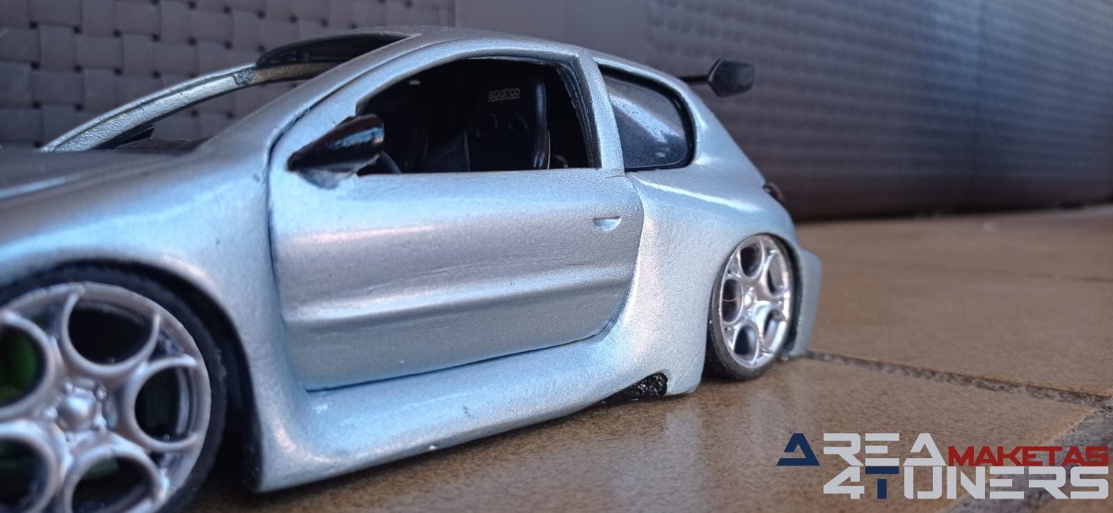 Reportaje maqueta coche Tuning Peugeot 206 Pompa Imagen perteneciente al reportaje de la revista Area4tuners.es sobre una maqueta de coche Tuning 1:18 Peugeot 206 Pompa