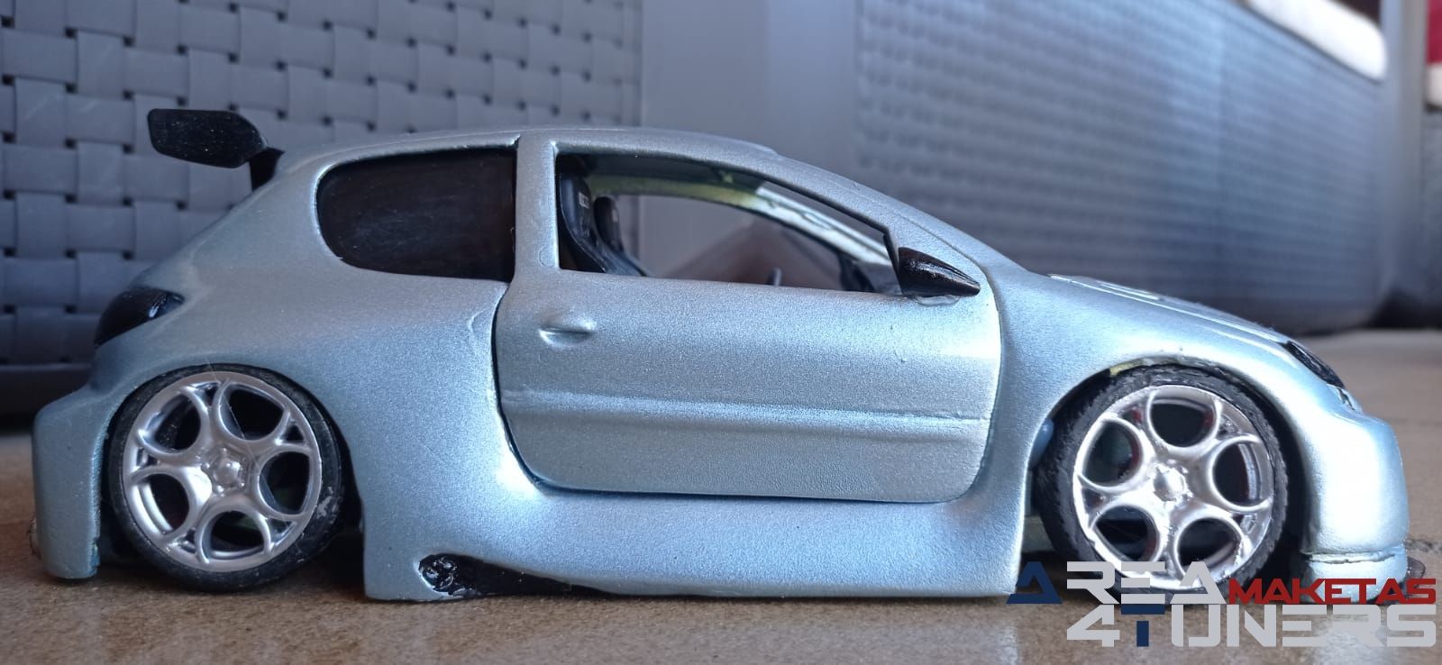 Reportaje maqueta coche Tuning Peugeot 206 Pompa Imagen perteneciente al reportaje de la revista Area4tuners.es sobre una maqueta de coche Tuning 1:18 Peugeot 206 Pompa