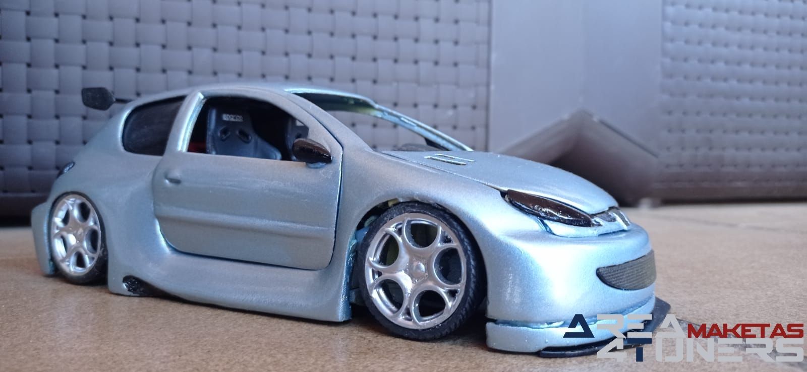 Reportaje maqueta coche Tuning Peugeot 206 Pompa Imagen perteneciente al reportaje de la revista Area4tuners.es sobre una maqueta de coche Tuning 1:18 Peugeot 206 Pompa
