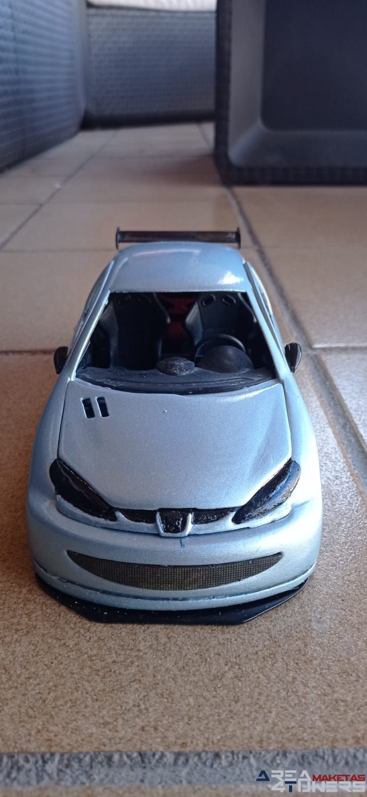 Reportaje maqueta coche Tuning Peugeot 206 Pompa Imagen perteneciente al reportaje de la revista Area4tuners.es sobre una maqueta de coche Tuning 1:18 Peugeot 206 Pompa