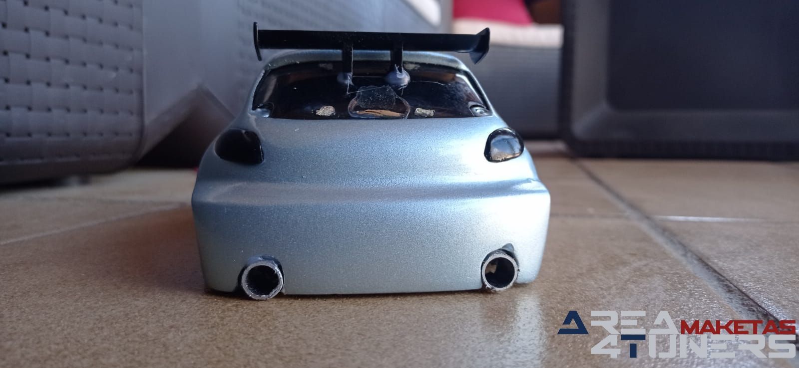 Reportaje maqueta coche Tuning Peugeot 206 Pompa Imagen perteneciente al reportaje de la revista Area4tuners.es sobre una maqueta de coche Tuning 1:18 Peugeot 206 Pompa