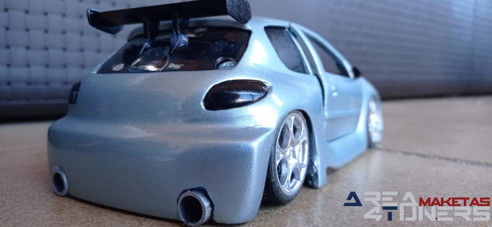 Reportaje maqueta coche Tuning Peugeot 206 Pompa Imagen perteneciente al reportaje de la revista Area4tuners.es sobre una maqueta de coche Tuning 1:18 Peugeot 206 Pompa