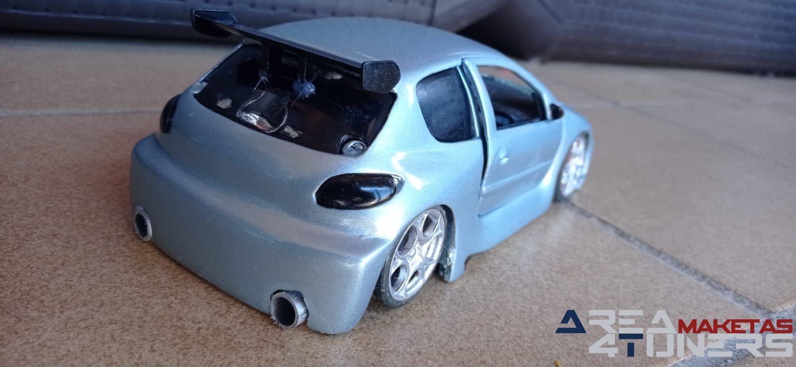 Reportaje maqueta coche Tuning Peugeot 206 Pompa Imagen perteneciente al reportaje de la revista Area4tuners.es sobre una maqueta de coche Tuning 1:18 Peugeot 206 Pompa