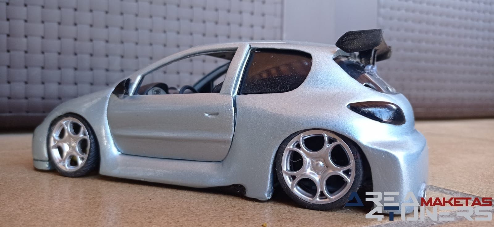 Reportaje maqueta coche Tuning Peugeot 206 Pompa Imagen perteneciente al reportaje de la revista Area4tuners.es sobre una maqueta de coche Tuning 1:18 Peugeot 206 Pompa