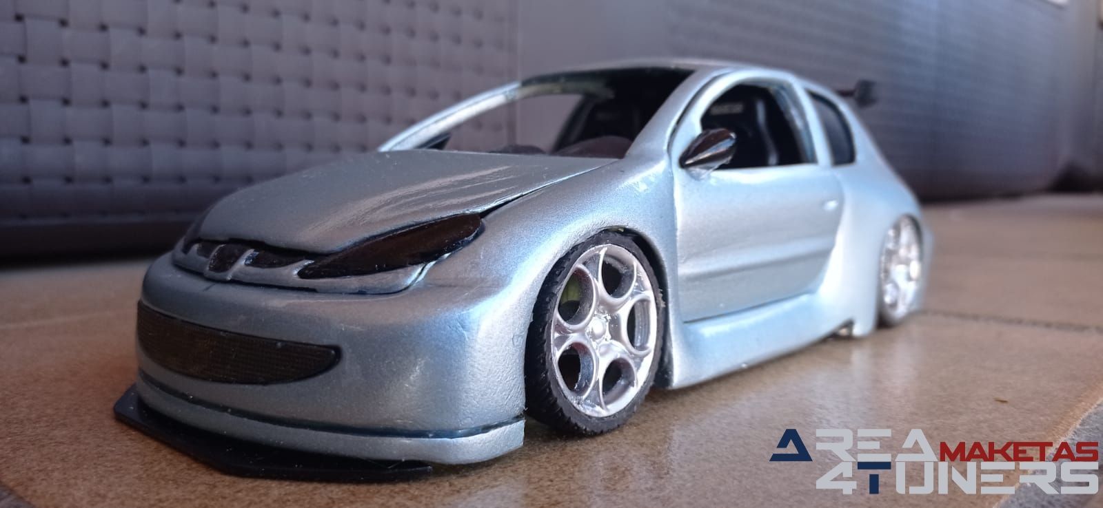 Reportaje maqueta coche Tuning Peugeot 206 Pompa Imagen perteneciente al reportaje de la revista Area4tuners.es sobre una maqueta de coche Tuning 1:18 Peugeot 206 Pompa