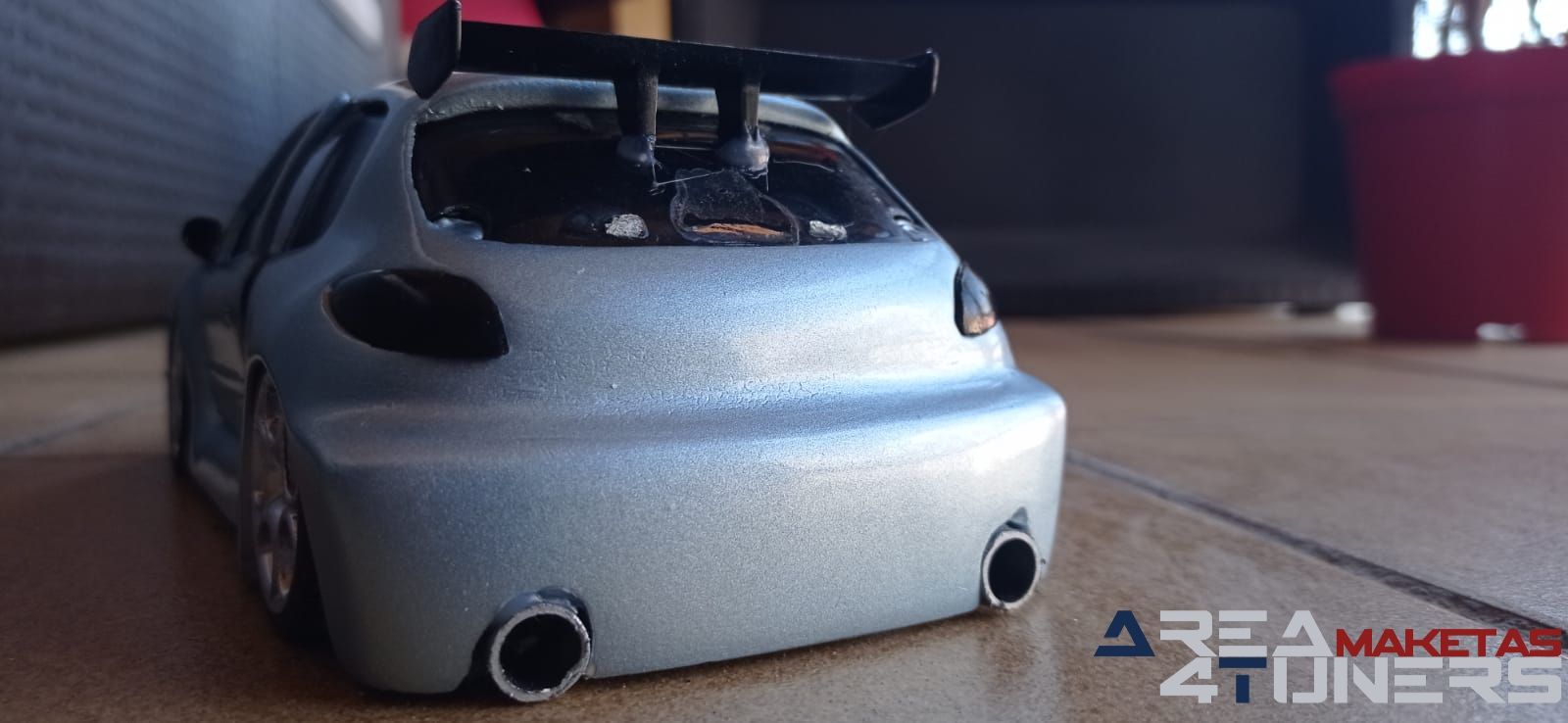 Reportaje maqueta coche Tuning Peugeot 206 Pompa Imagen perteneciente al reportaje de la revista Area4tuners.es sobre una maqueta de coche Tuning 1:18 Peugeot 206 Pompa