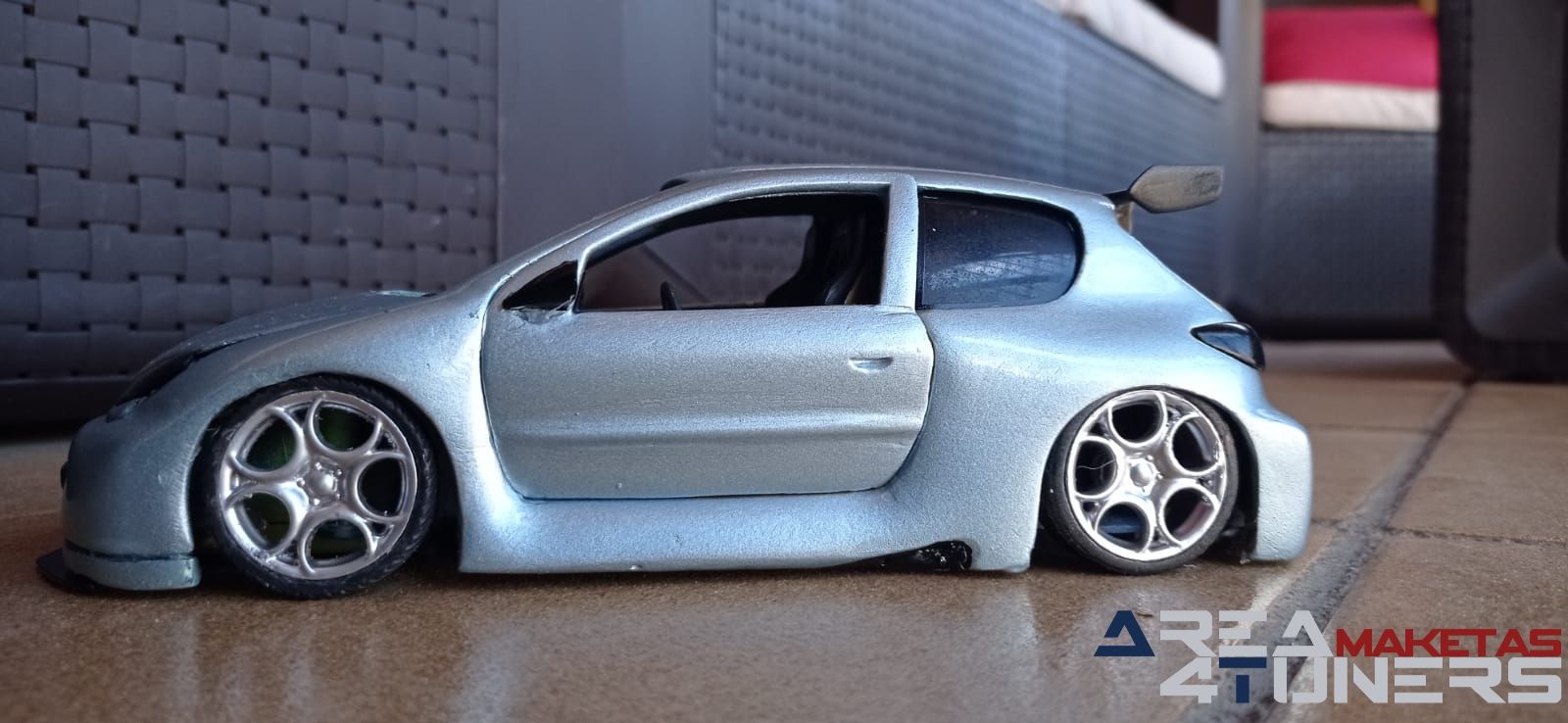 Reportaje maqueta coche Tuning Peugeot 206 Pompa Imagen perteneciente al reportaje de la revista Area4tuners.es sobre una maqueta de coche Tuning 1:18 Peugeot 206 Pompa