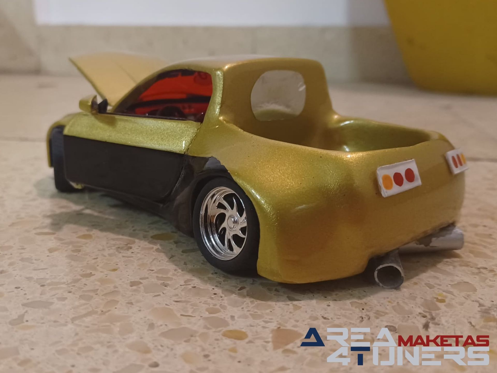 Reportaje maqueta coche Tuning Nissan 350z Explicit Pickup Imagen perteneciente al reportaje de la revista Area4tuners.es sobre una maqueta de coche Tuning 1:24 Nissan 350z Explicit Pickup
