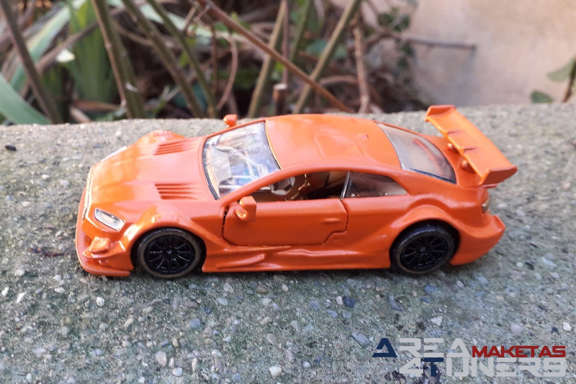 Reportaje maqueta Tuning Audi Rs5 Clockwork Orange Imagen perteneciente al reportaje fotográfico de la revista Tuning de publicación diaria Area4tuners.es sobre una maqueta Tuning 1:44 Audi Rs5