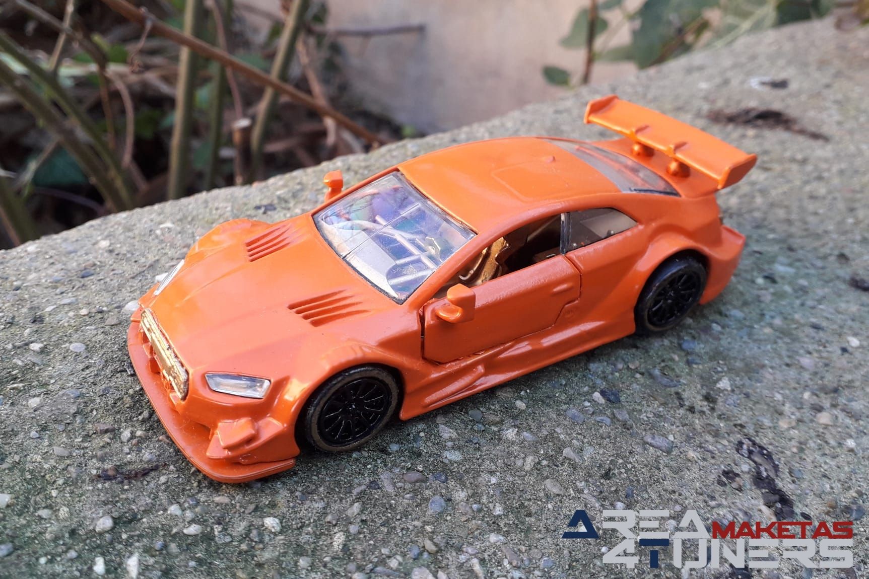 Reportaje maqueta Tuning Audi Rs5 Clockwork Orange Imagen perteneciente al reportaje fotográfico de la revista Tuning de publicación diaria Area4tuners.es sobre una maqueta Tuning 1:44 Audi Rs5