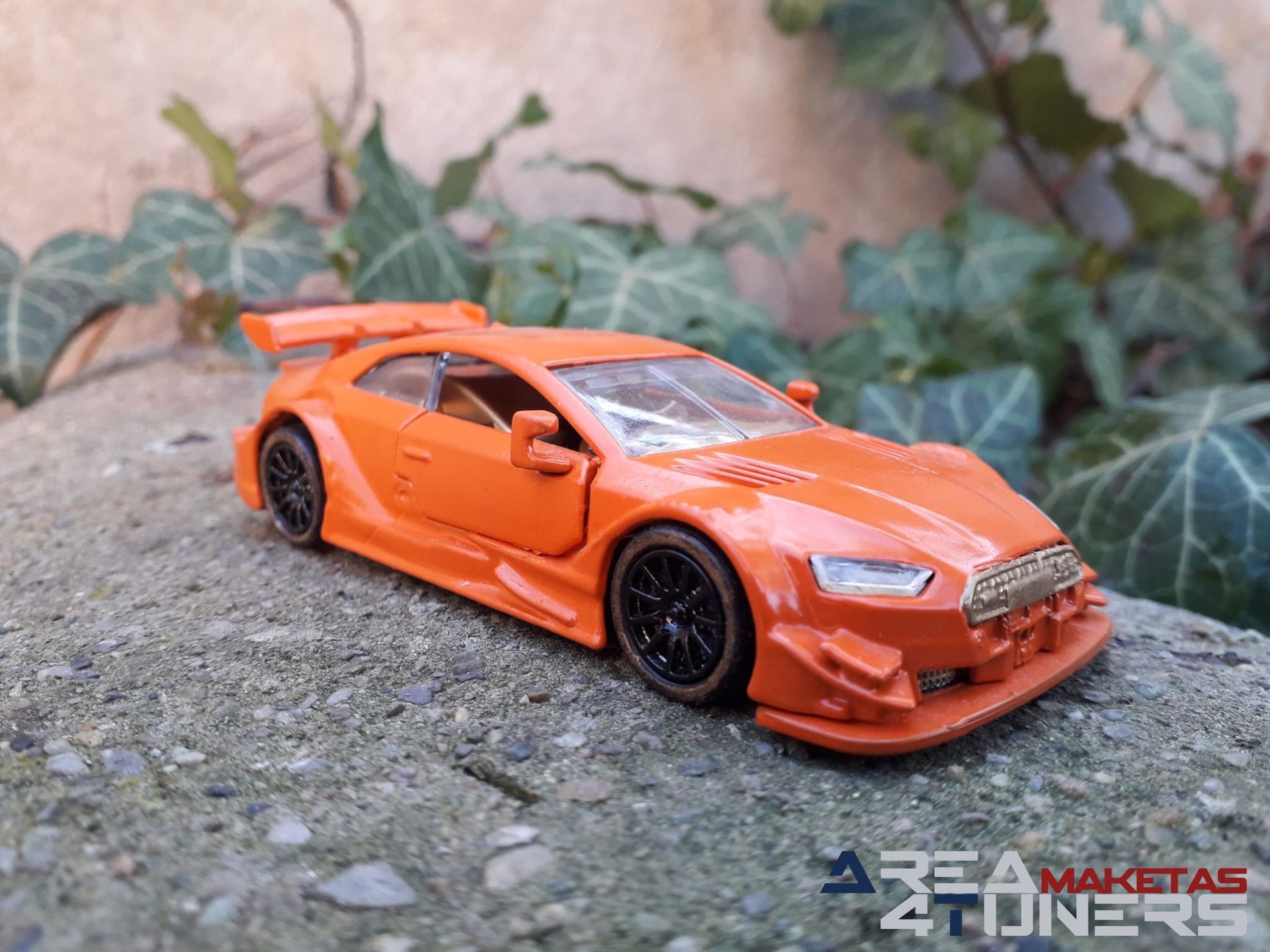 Reportaje maqueta Tuning Audi Rs5 Clockwork Orange Imagen perteneciente al reportaje fotográfico de la revista Tuning de publicación diaria Area4tuners.es sobre una maqueta Tuning 1:44 Audi Rs5
