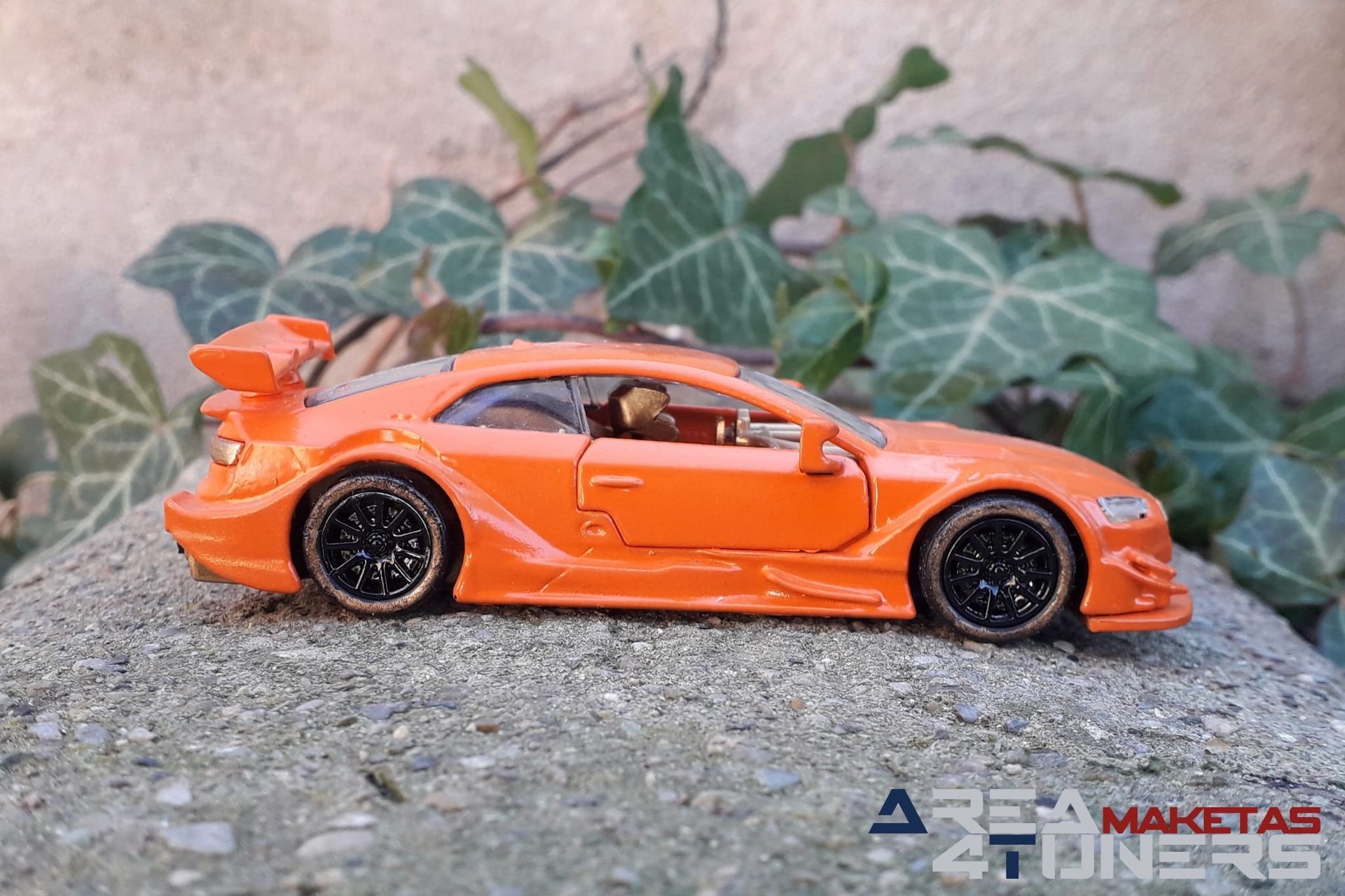 Reportaje maqueta Tuning Audi Rs5 Clockwork Orange Imagen perteneciente al reportaje fotográfico de la revista Tuning de publicación diaria Area4tuners.es sobre una maqueta Tuning  1:44 Audi Rs5