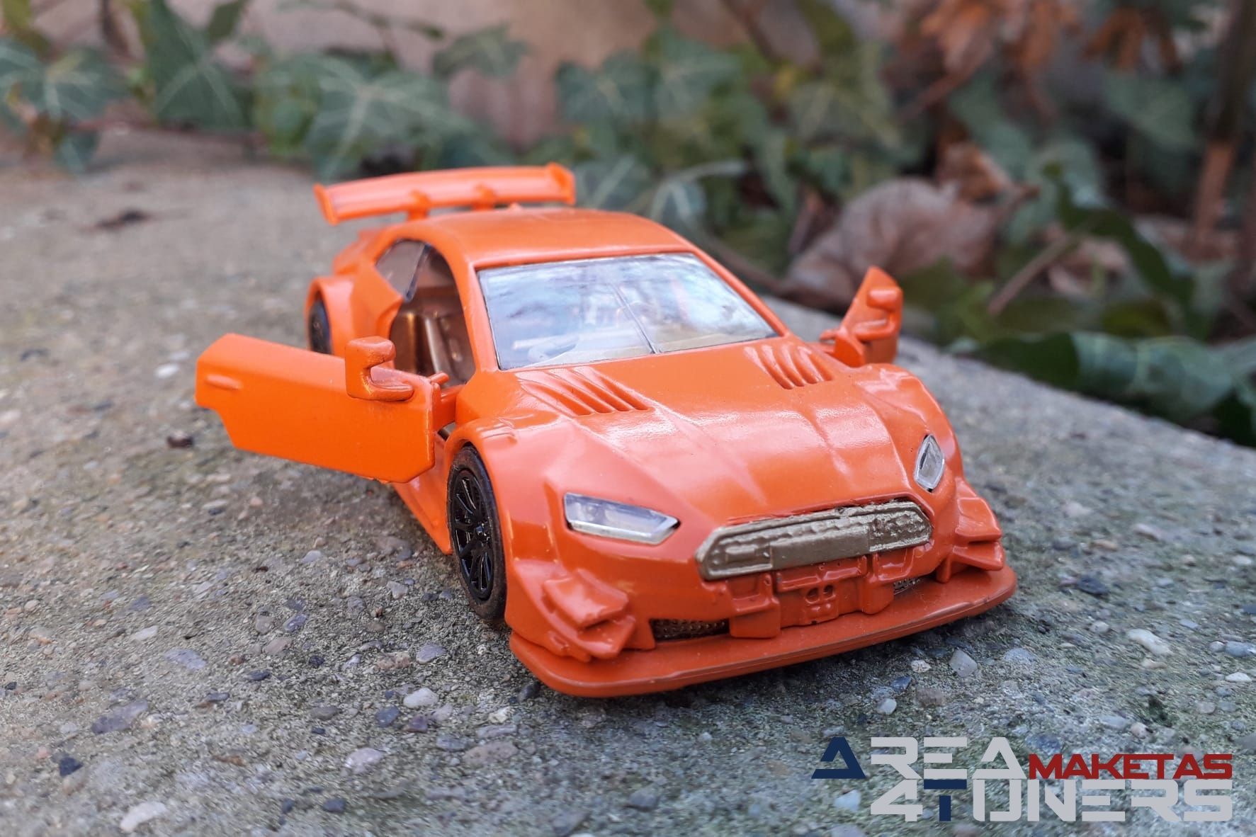 Reportaje maqueta Tuning Audi Rs5 Clockwork Orange Imagen perteneciente al reportaje fotográfico de la revista Tuning de publicación diaria Area4tuners.es sobre una maqueta Tuning 1:44 Audi Rs5