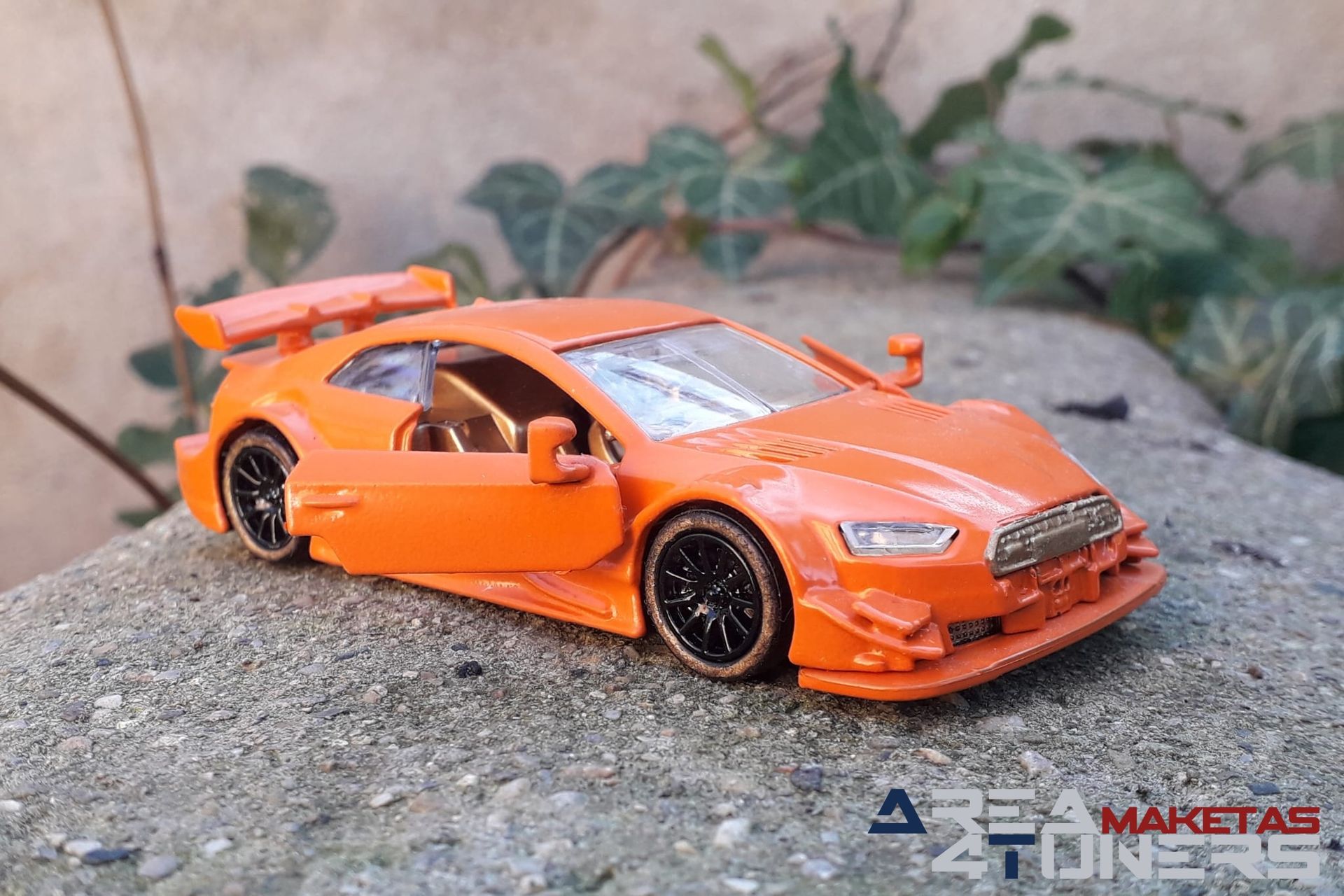Reportaje maqueta Tuning Audi Rs5 Clockwork Orange Imagen perteneciente al reportaje fotográfico de la revista Tuning de publicación diaria Area4tuners.es sobre una maqueta Tuning 1:44 Audi Rs5