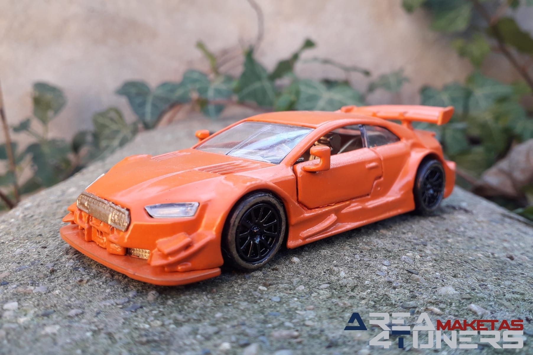 Reportaje maqueta Tuning Audi Rs5 Clockwork Orange Imagen perteneciente al reportaje fotográfico de la revista Tuning de publicación diaria Area4tuners.es sobre una maqueta Tuning 1:44 Audi Rs5