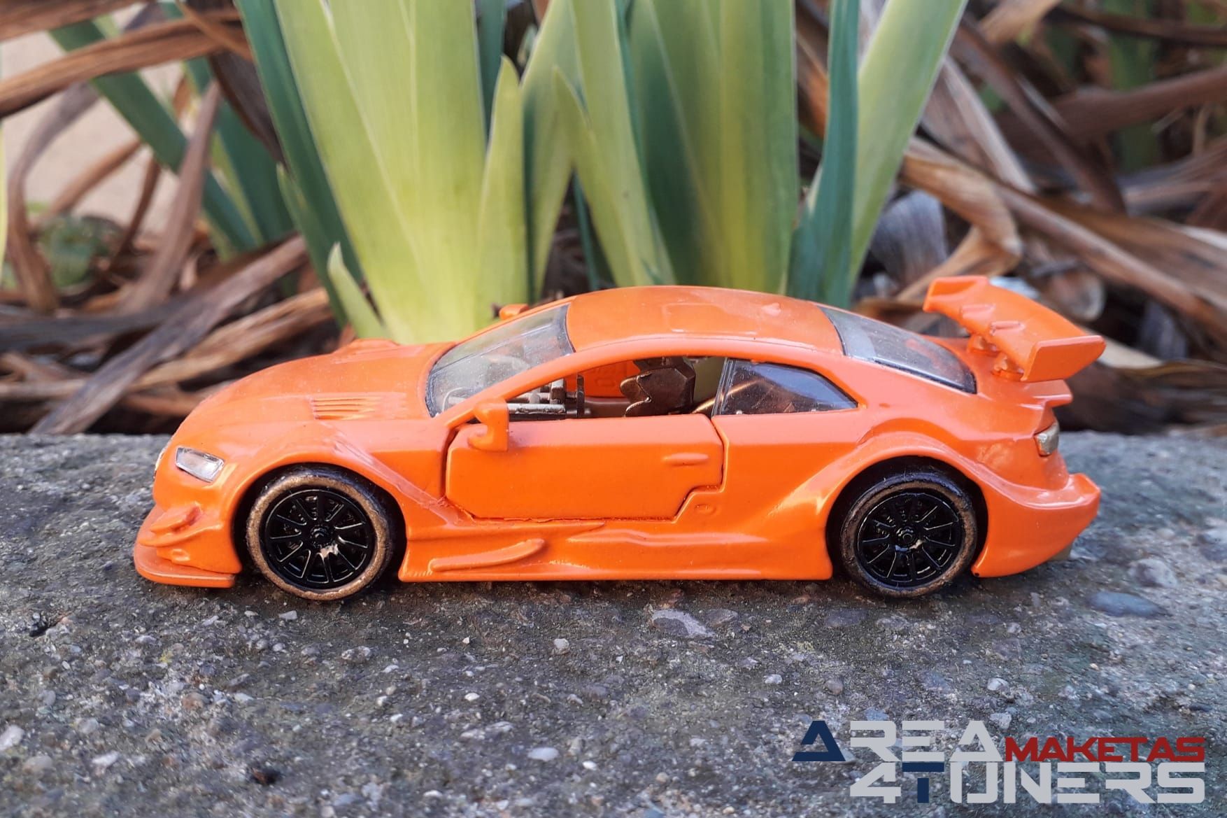 Reportaje maqueta Tuning Audi Rs5 Clockwork Orange Imagen perteneciente al reportaje fotográfico de la revista Tuning de publicación diaria Area4tuners.es sobre una maqueta Tuning 1:44 Audi Rs5