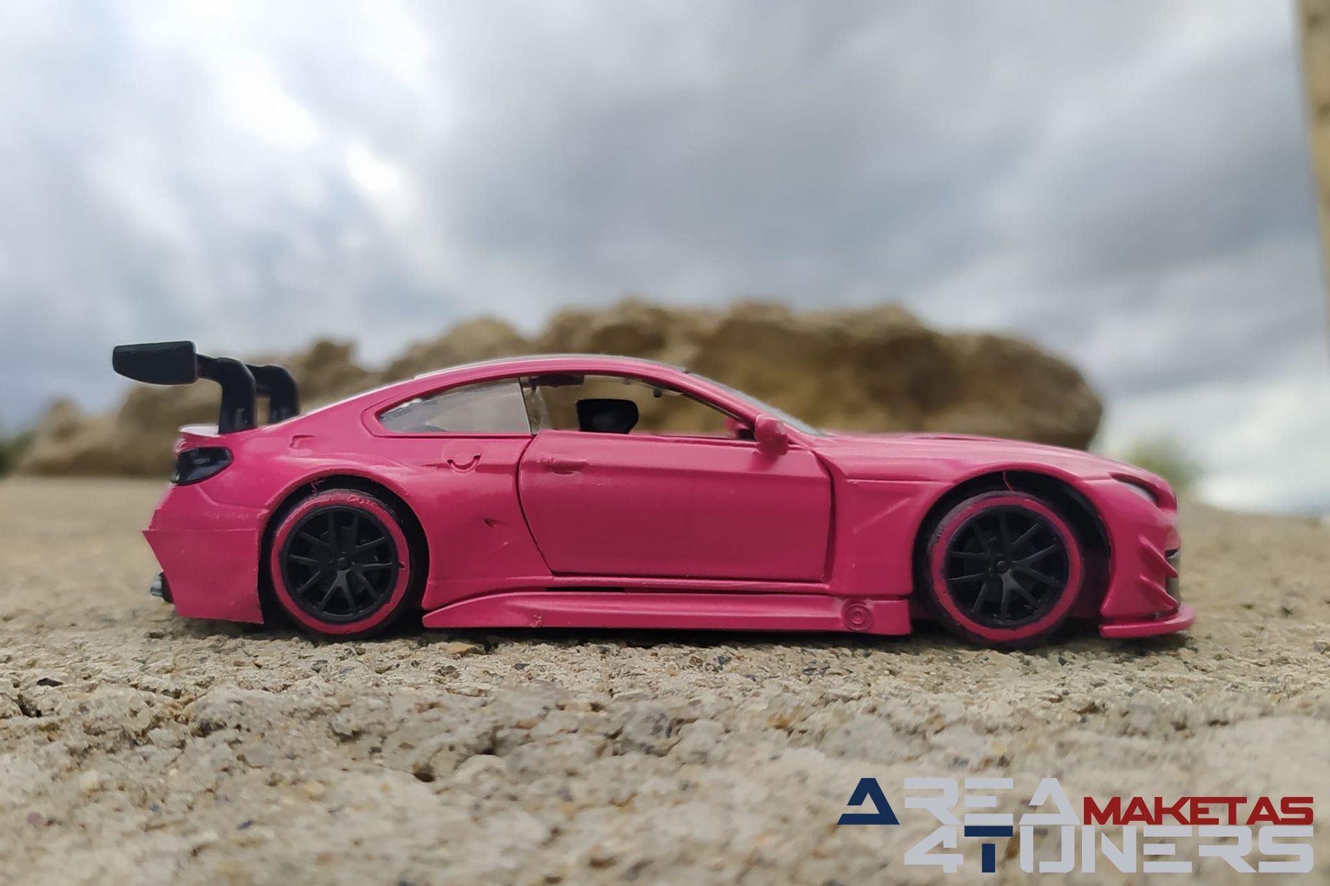 Reportaje maqueta Tuning Bmw M6 The Pink Panther Imagen perteneciente al reportaje fotográfico de la revista Tuning de publicación diaria Area4tuners.es sobre una maqueta Tuning 1:44 Bmw M6 The Pink Panther