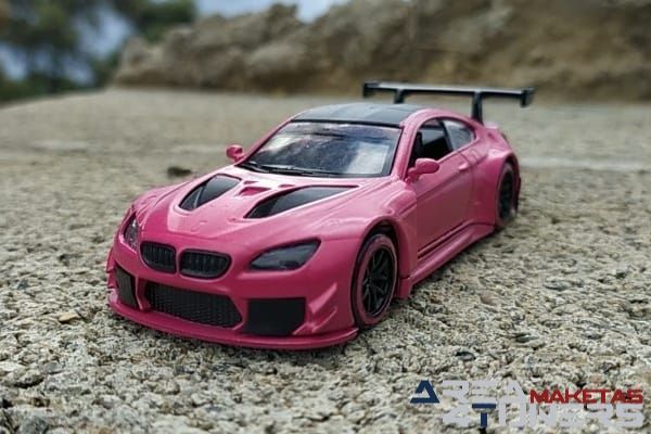 Reportaje maqueta Tuning Bmw M6 The Pink Panther Imagen perteneciente al reportaje fotográfico de la revista Tuning de publicación diaria Area4tuners.es sobre una maqueta Tuning 1:44 Bmw M6 The Pink Panther