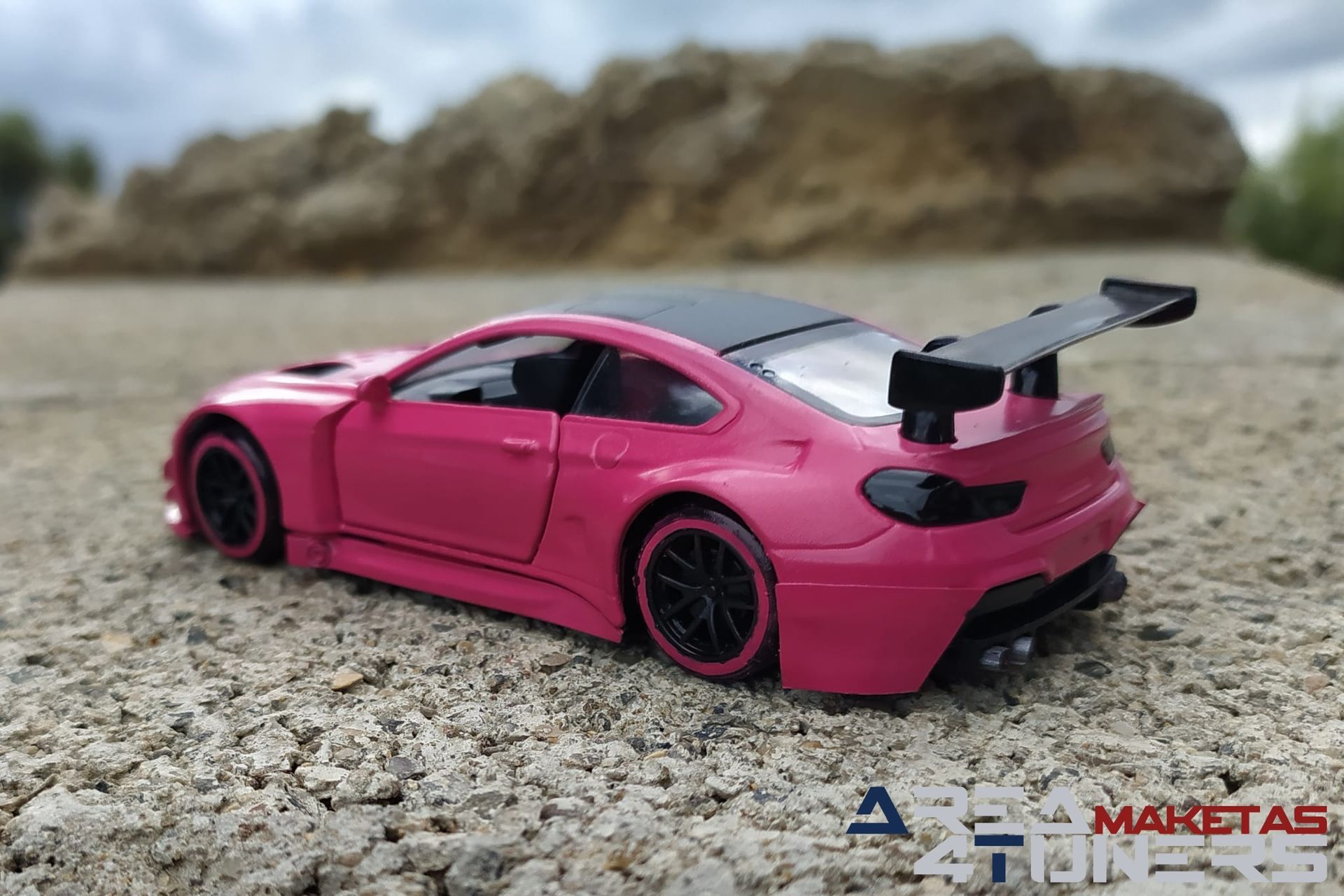 Reportaje maqueta Tuning Bmw M6 The Pink Panther Imagen perteneciente al reportaje fotográfico de la revista Tuning de publicación diaria Area4tuners.es sobre una maqueta Tuning 1:44 Bmw M6 The Pink Panther