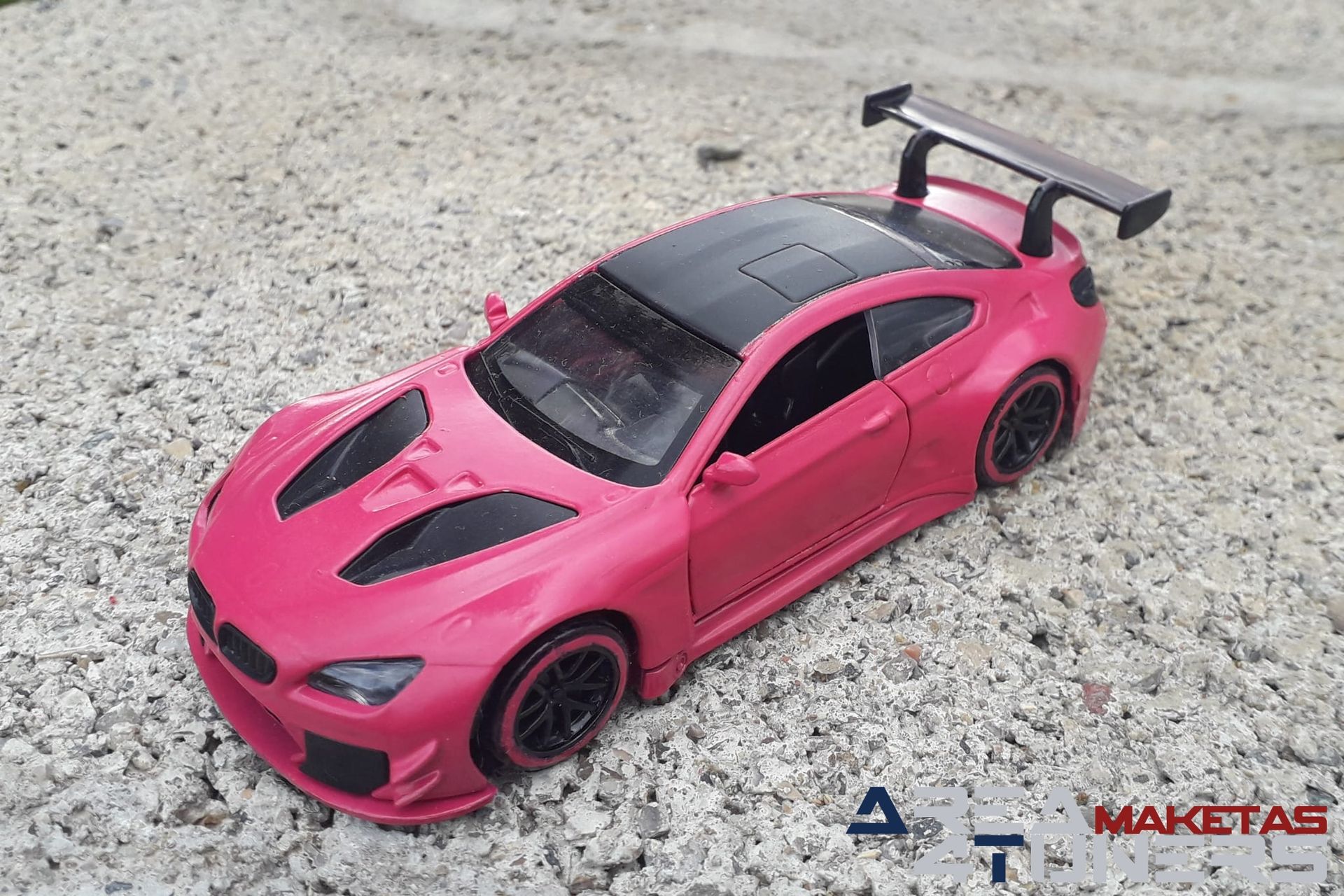 Reportaje maqueta Tuning Bmw M6 The Pink Panther Imagen perteneciente al reportaje fotográfico de la revista Tuning de publicación diaria Area4tuners.es sobre una maqueta Tuning 1:44 Bmw M6 The Pink Panther
