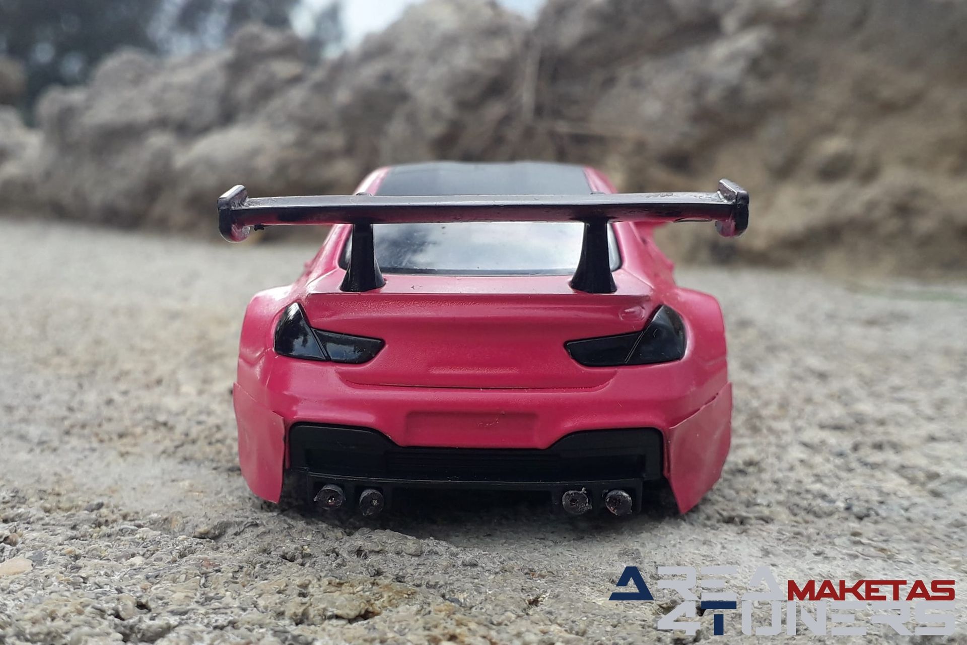 Reportaje maqueta Tuning Bmw M6 The Pink Panther Imagen perteneciente al reportaje fotográfico de la revista Tuning de publicación diaria Area4tuners.es sobre una maqueta Tuning 1:44 Bmw M6 The Pink Panther