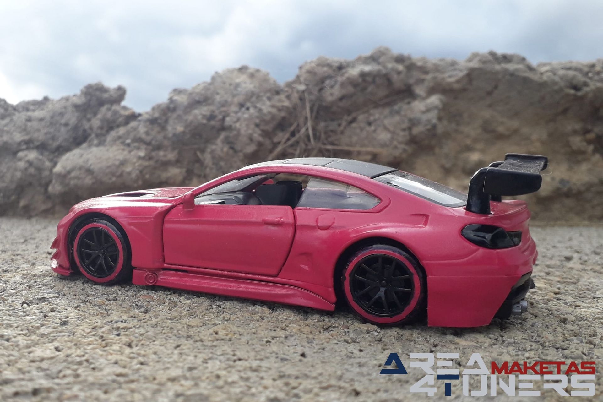 Reportaje maqueta Tuning Bmw M6 The Pink Panther Imagen perteneciente al reportaje fotográfico de la revista Tuning de publicación diaria Area4tuners.es sobre una maqueta Tuning 1:44 Bmw M6 The Pink Panther