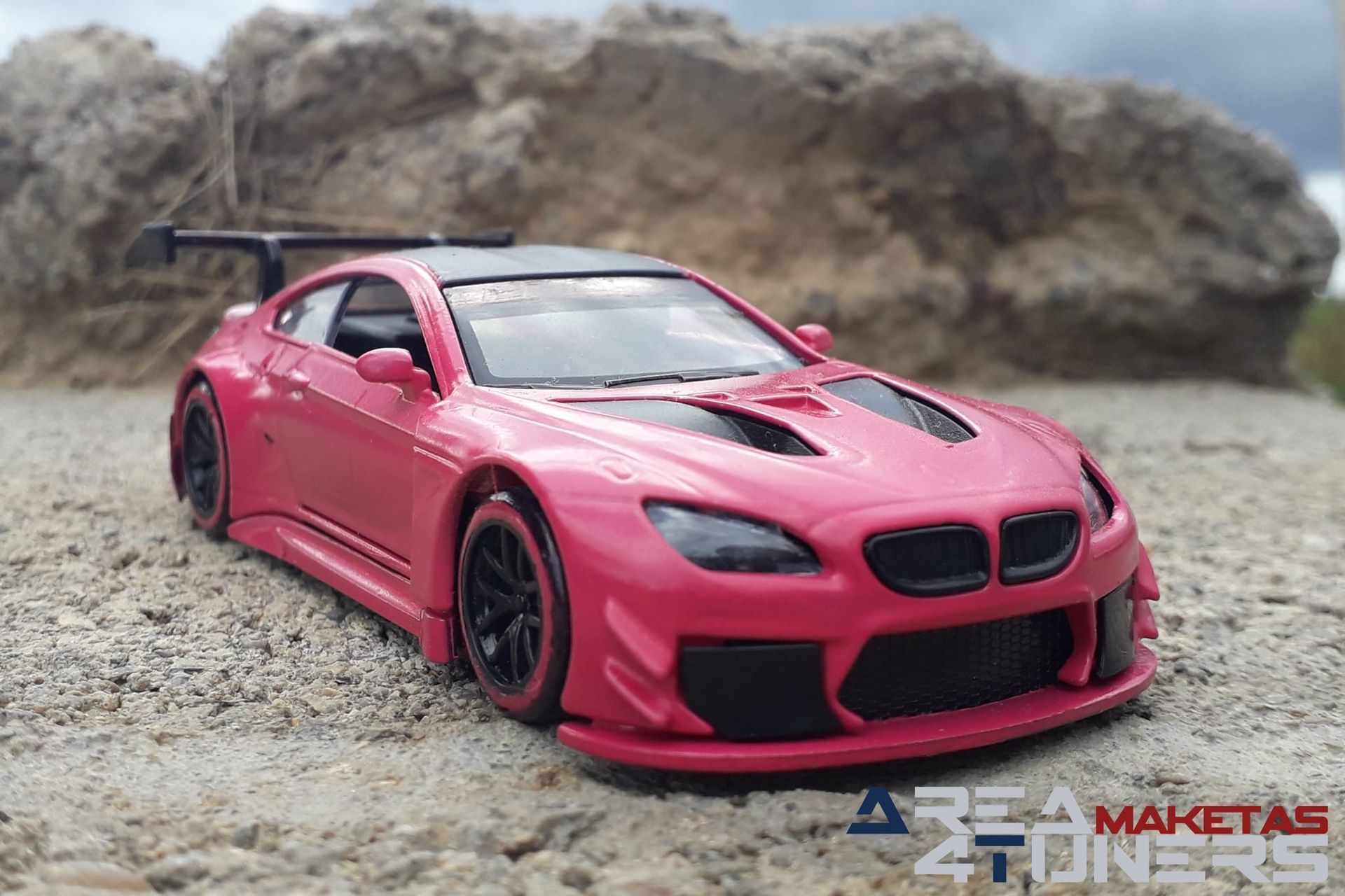 Reportaje maqueta Tuning Bmw M6 The Pink Panther Imagen perteneciente al reportaje fotográfico de la revista Tuning de publicación diaria Area4tuners.es sobre una maqueta Tuning 1:44 Bmw M6 The Pink Panther