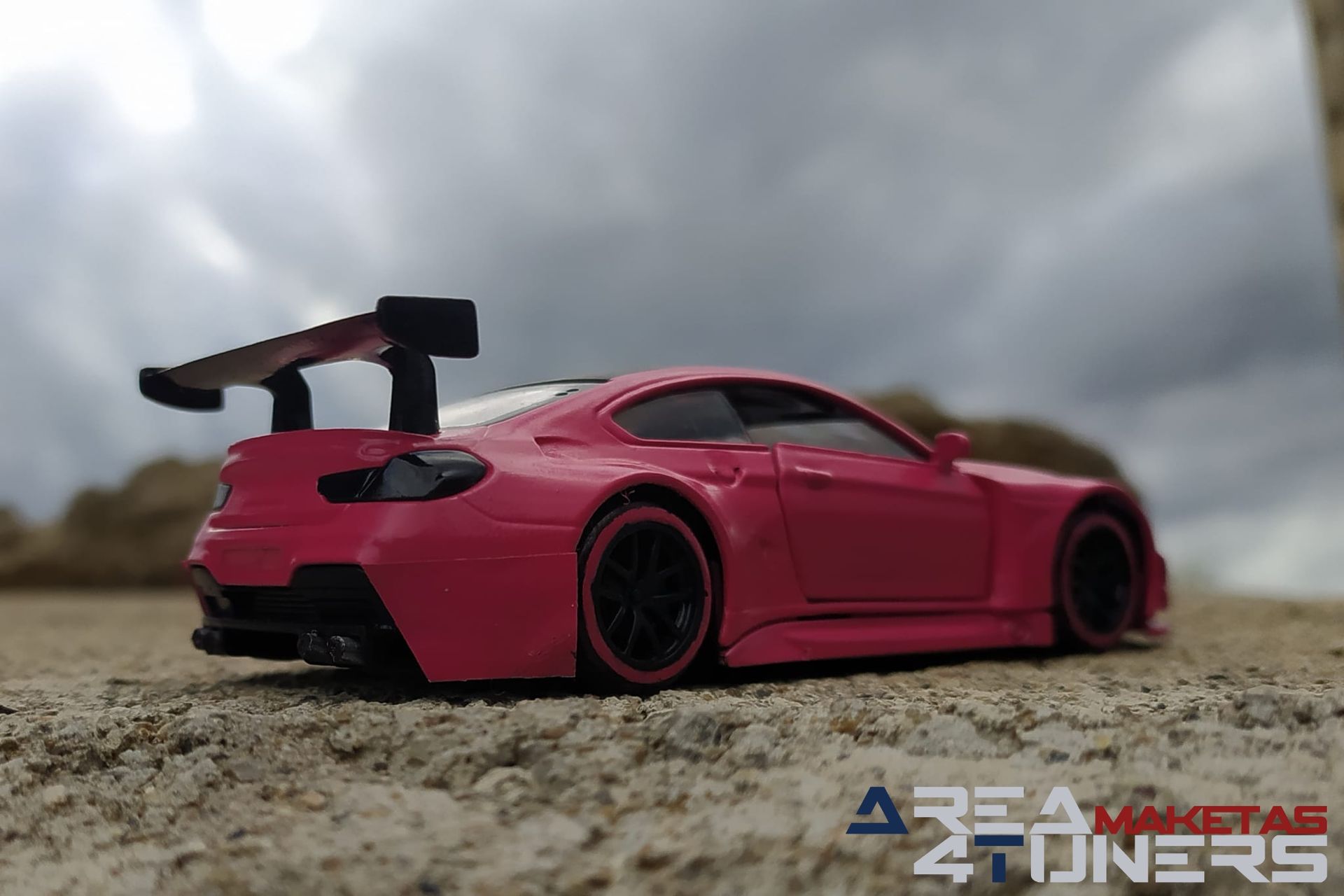 Reportaje maqueta Tuning Bmw M6 The Pink Panther Imagen perteneciente al reportaje fotográfico de la revista Tuning de publicación diaria Area4tuners.es sobre una maqueta Tuning 1:44 Bmw M6 The Pink Panther