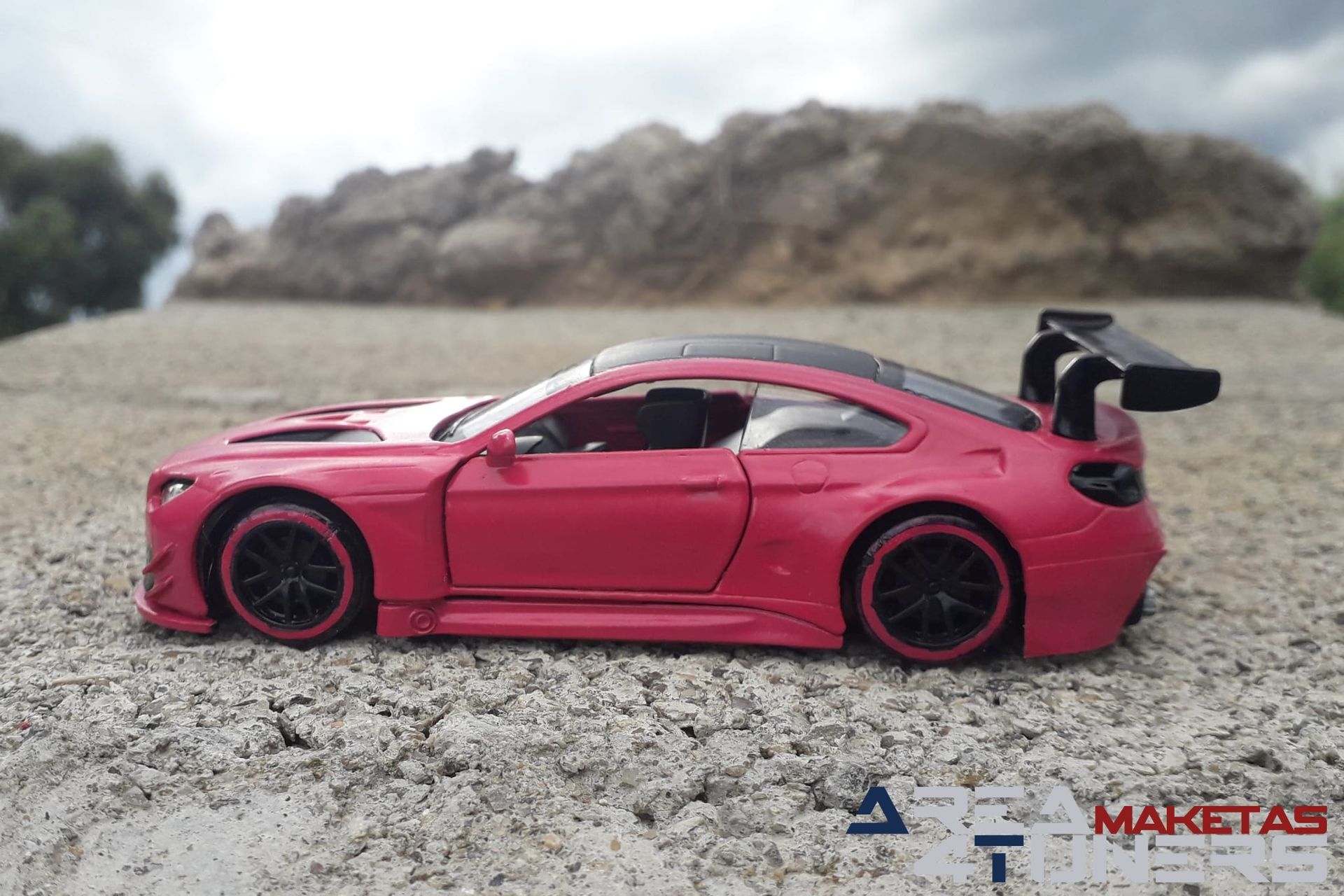 Reportaje maqueta Tuning Bmw M6 The Pink Panther Imagen perteneciente al reportaje fotográfico de la revista Tuning de publicación diaria Area4tuners.es sobre una maqueta Tuning 1:44 Bmw M6 The Pink Panther