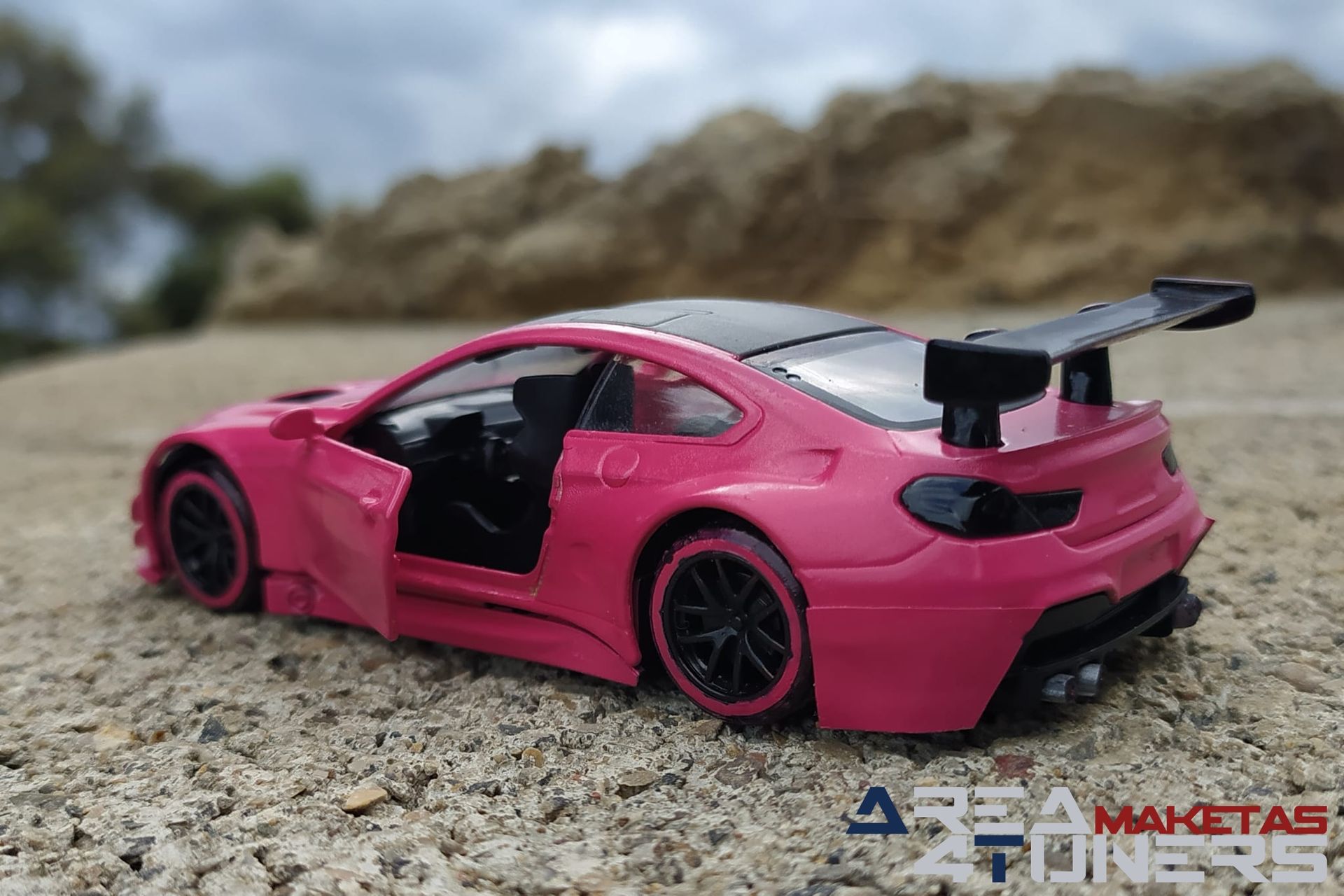 Reportaje maqueta Tuning Bmw M6 The Pink Panther Imagen perteneciente al reportaje fotográfico de la revista Tuning de publicación diaria Area4tuners.es sobre una maqueta Tuning 144 Bmw M6 The Pink Panther