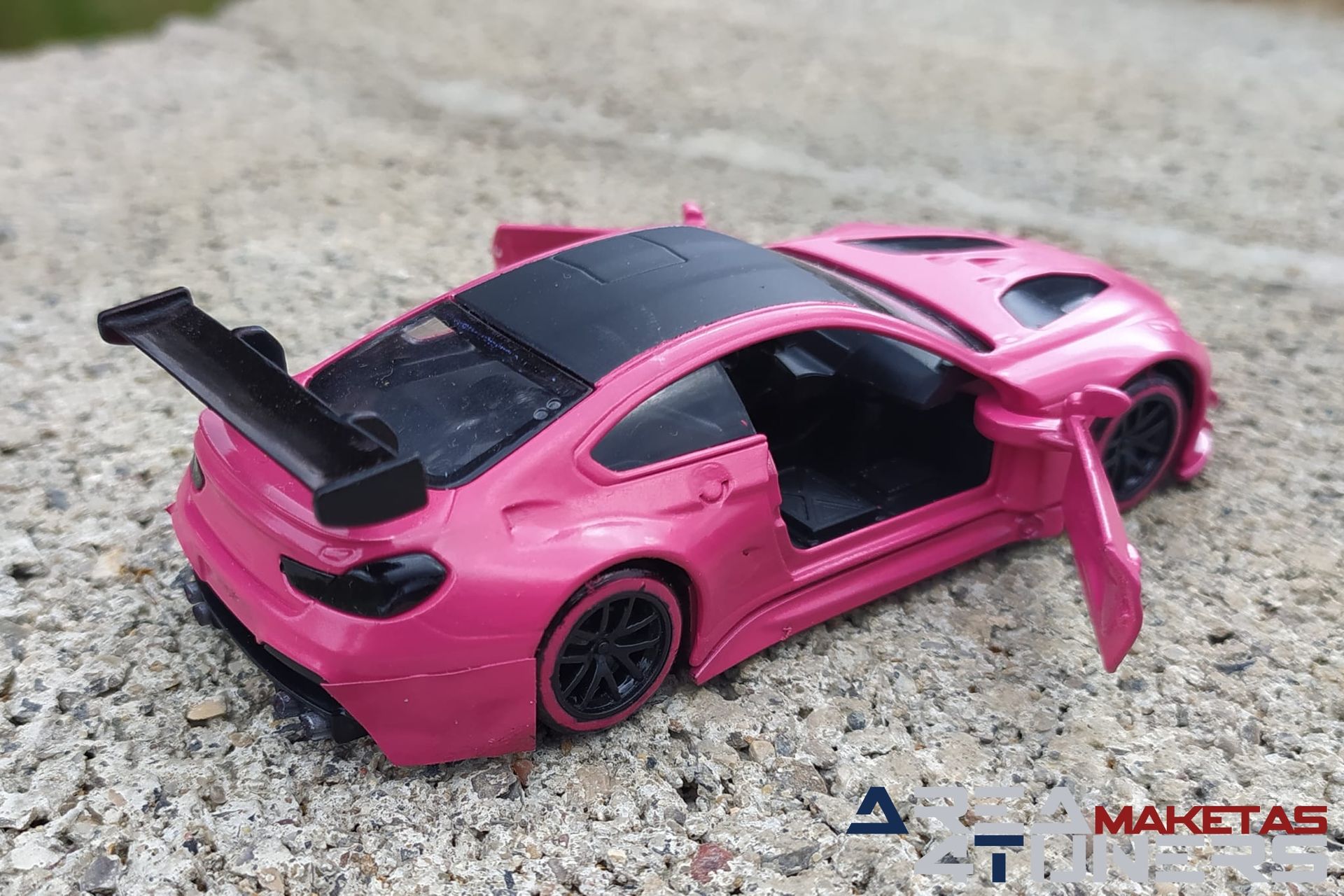 Reportaje maqueta Tuning Bmw M6 The Pink Panther Imagen perteneciente al reportaje fotográfico de la revista Tuning de publicación diaria Area4tuners.es sobre una maqueta Tuning  1:44 Bmw M6 The Pink Panther